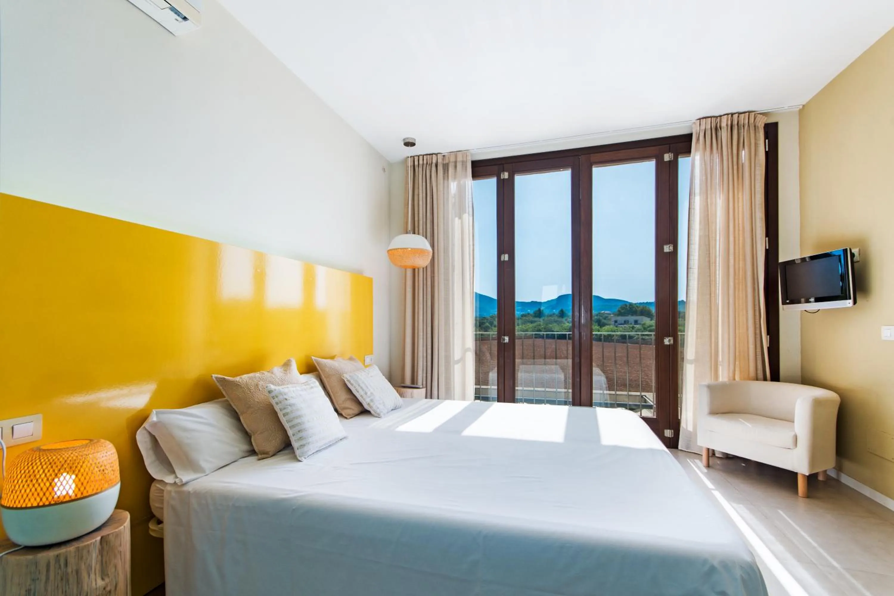 Bed in Villa Barcares Gran for 10, pool, gym and close to beach