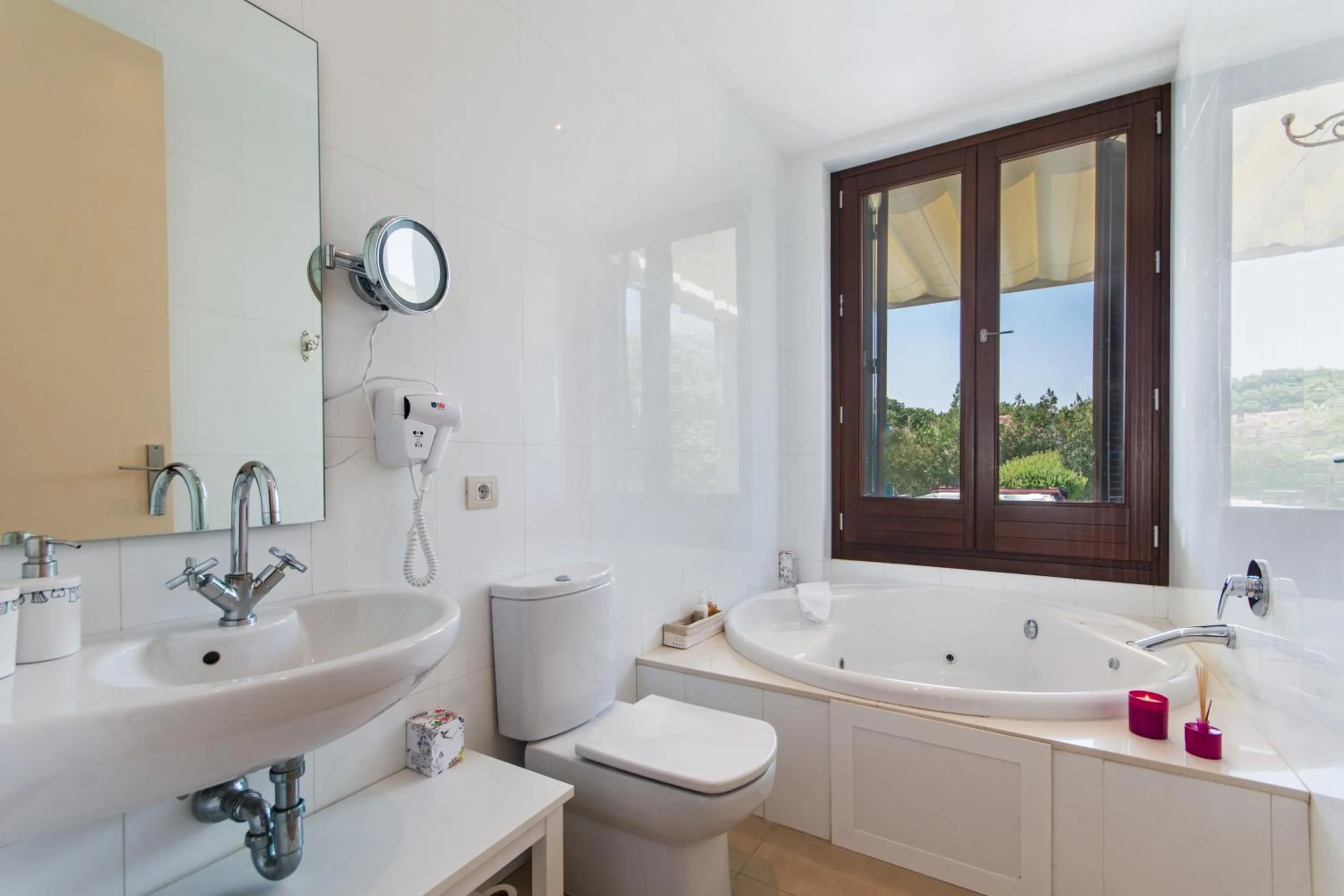 Hot Tub in Villa Barcares Gran for 10, pool, gym and close to beach