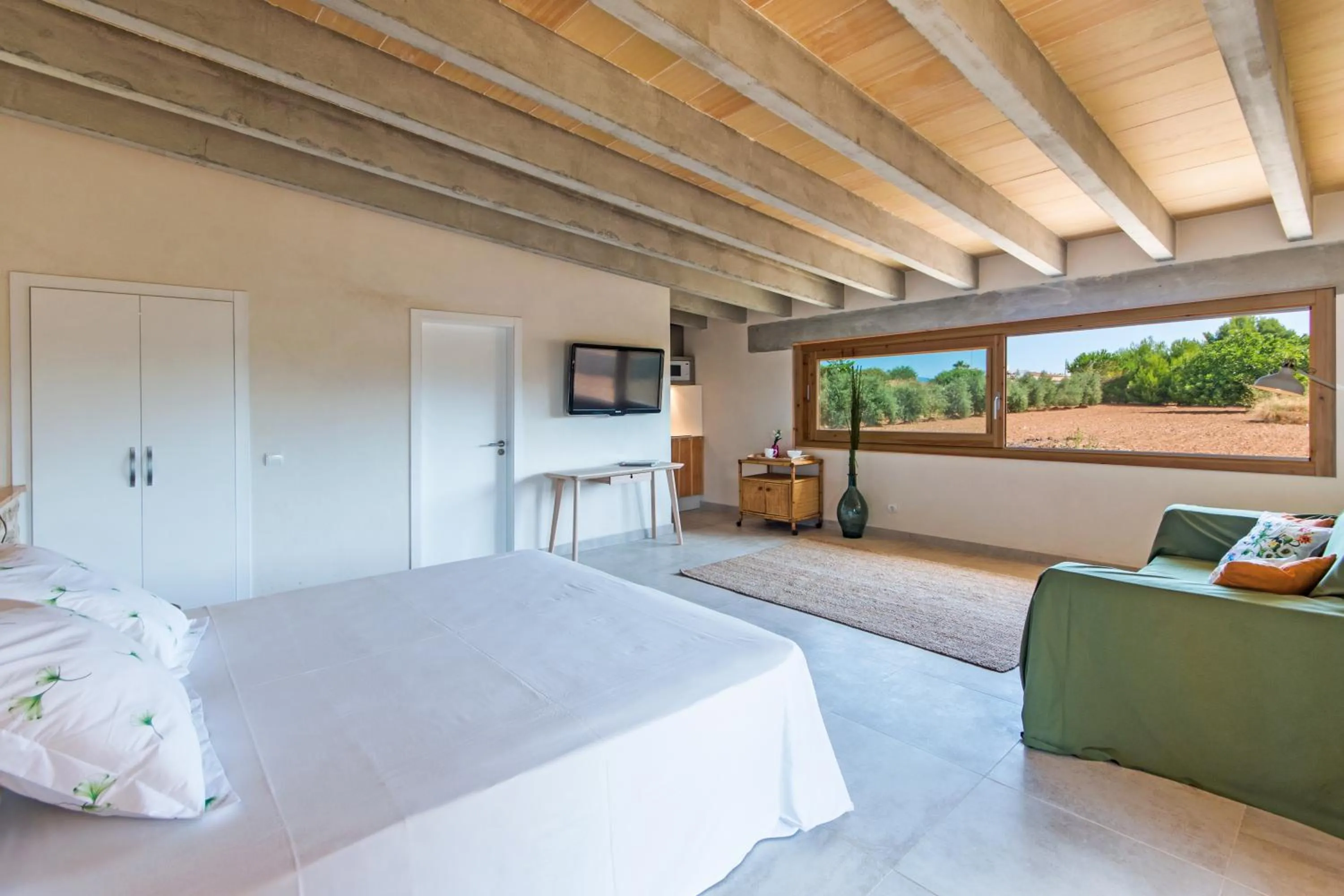 Photo of the whole room, Bed in Villa Barcares Gran for 10, pool, gym and close to beach