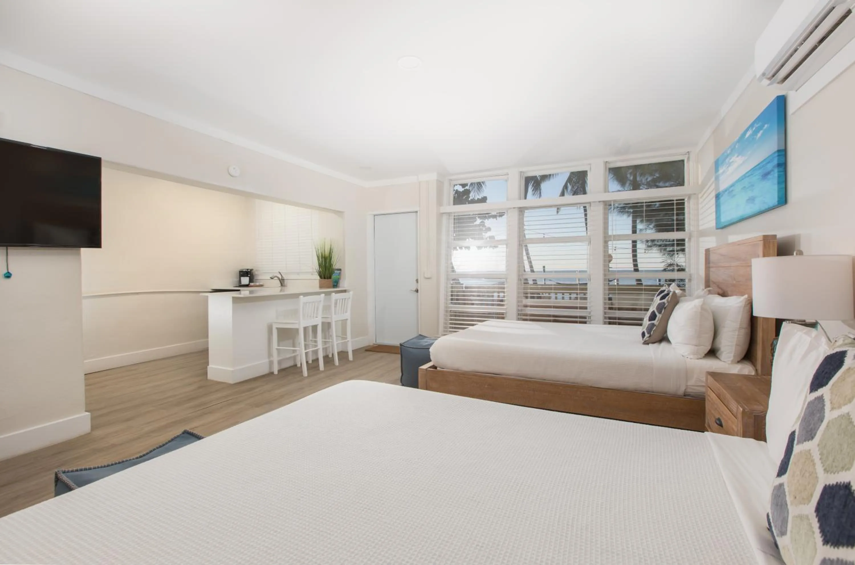 Photo of the whole room, Bed in La Jolla Resort