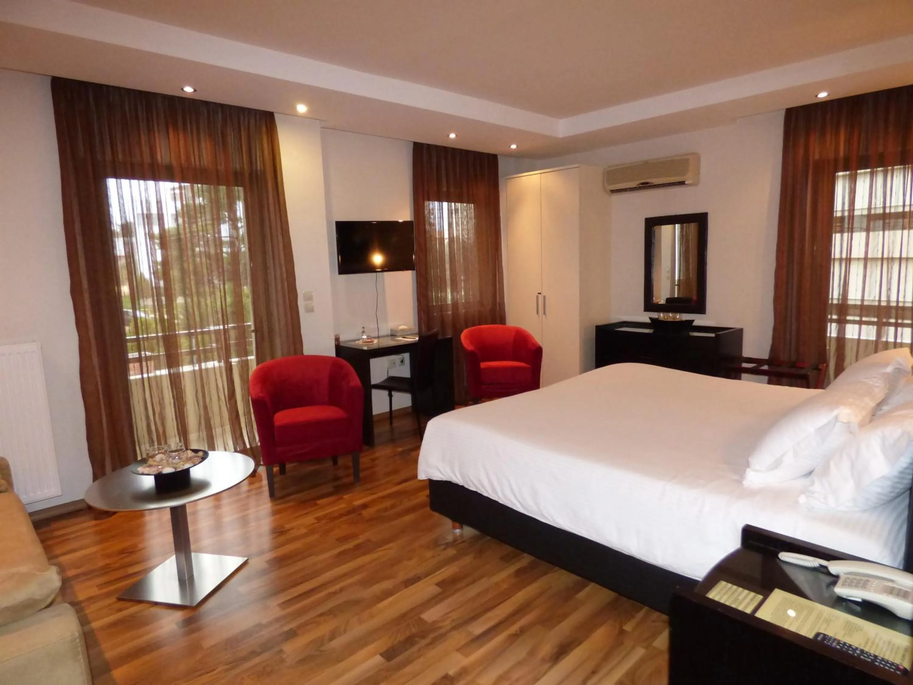 Photo of the whole room, Bed in Athens Habitat