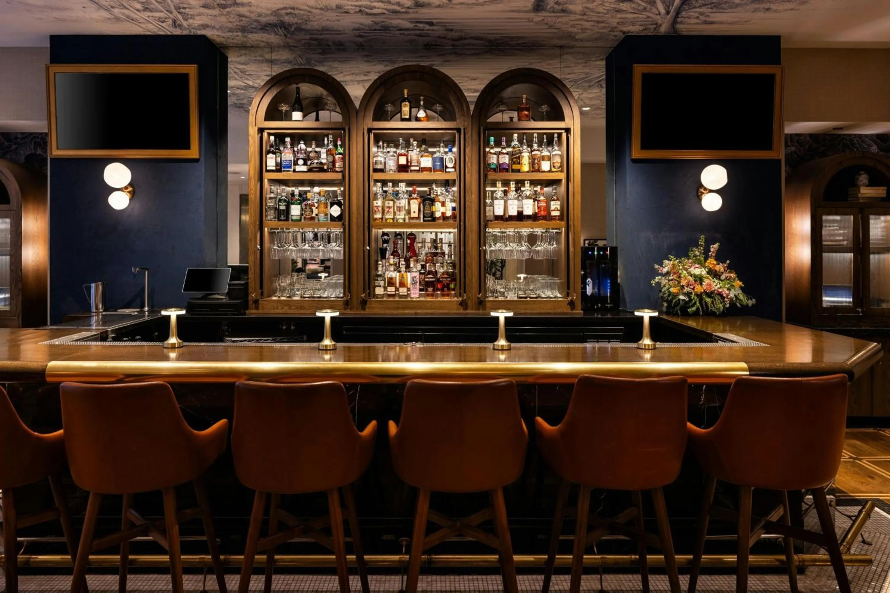 Lounge or bar in The Talbott, Autograph Collection