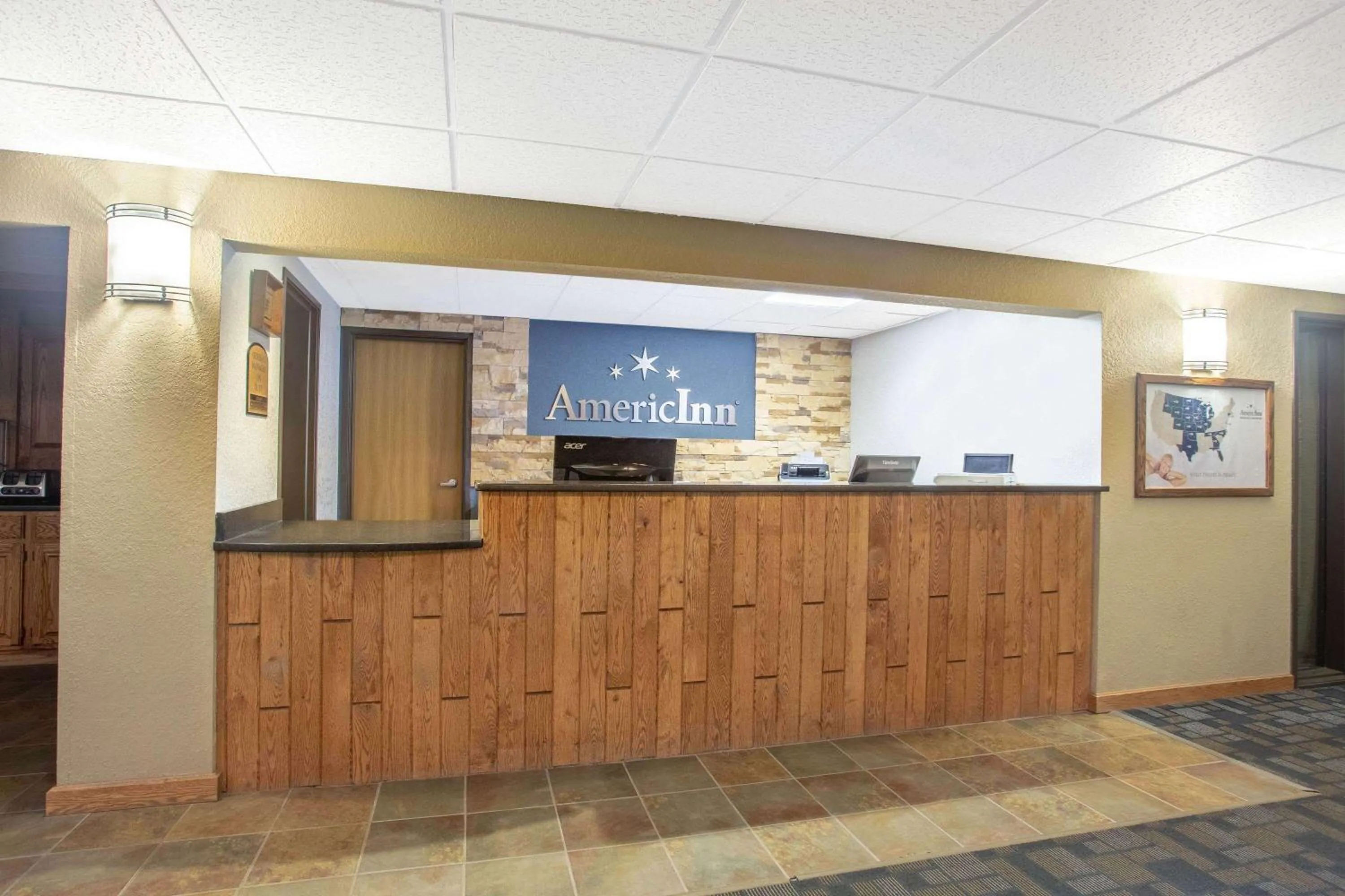 Lobby or reception in AmericInn by Wyndham Hayward