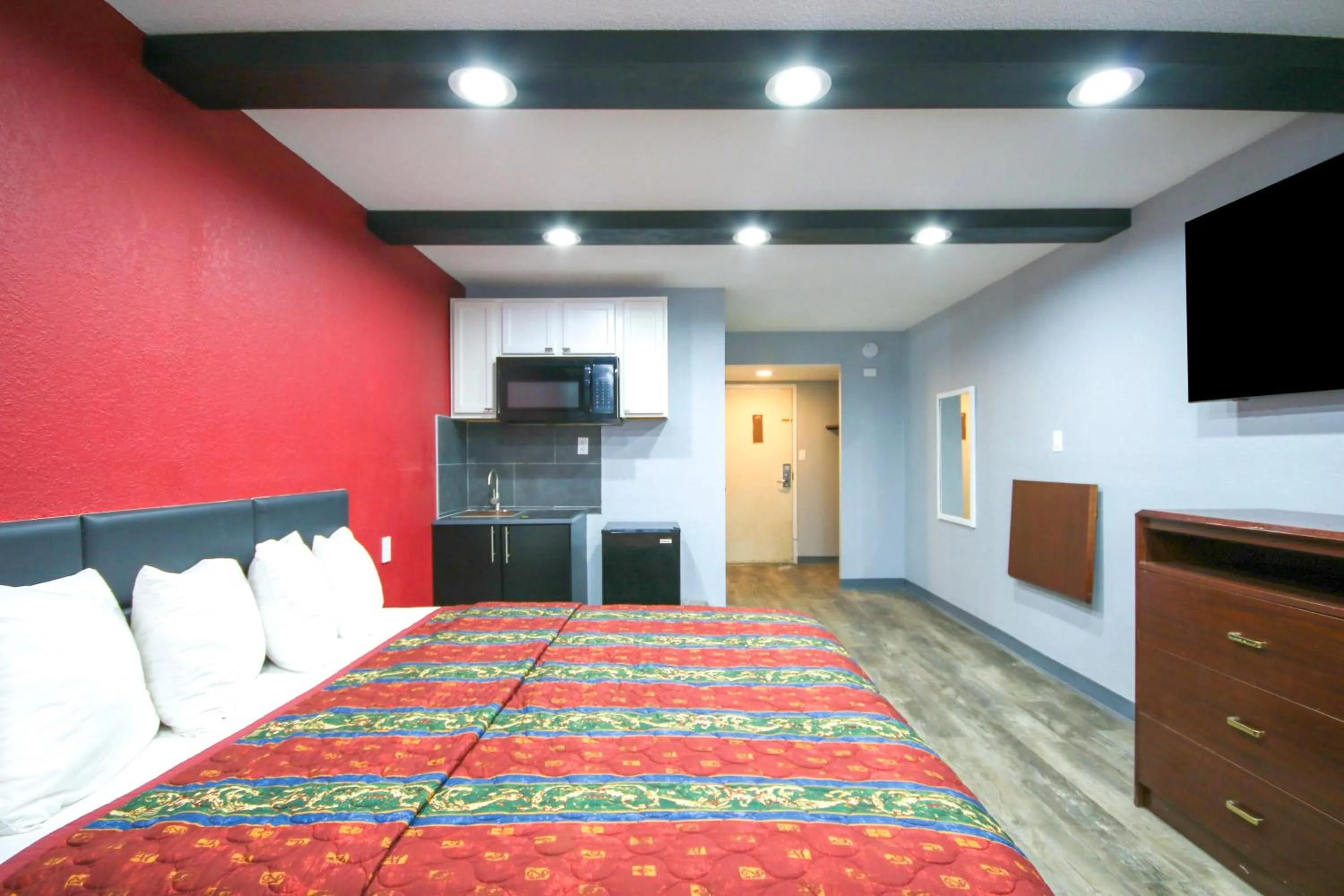 Kitchen or kitchenette, Bed in Marshall Lodge By OYO Hwy 65