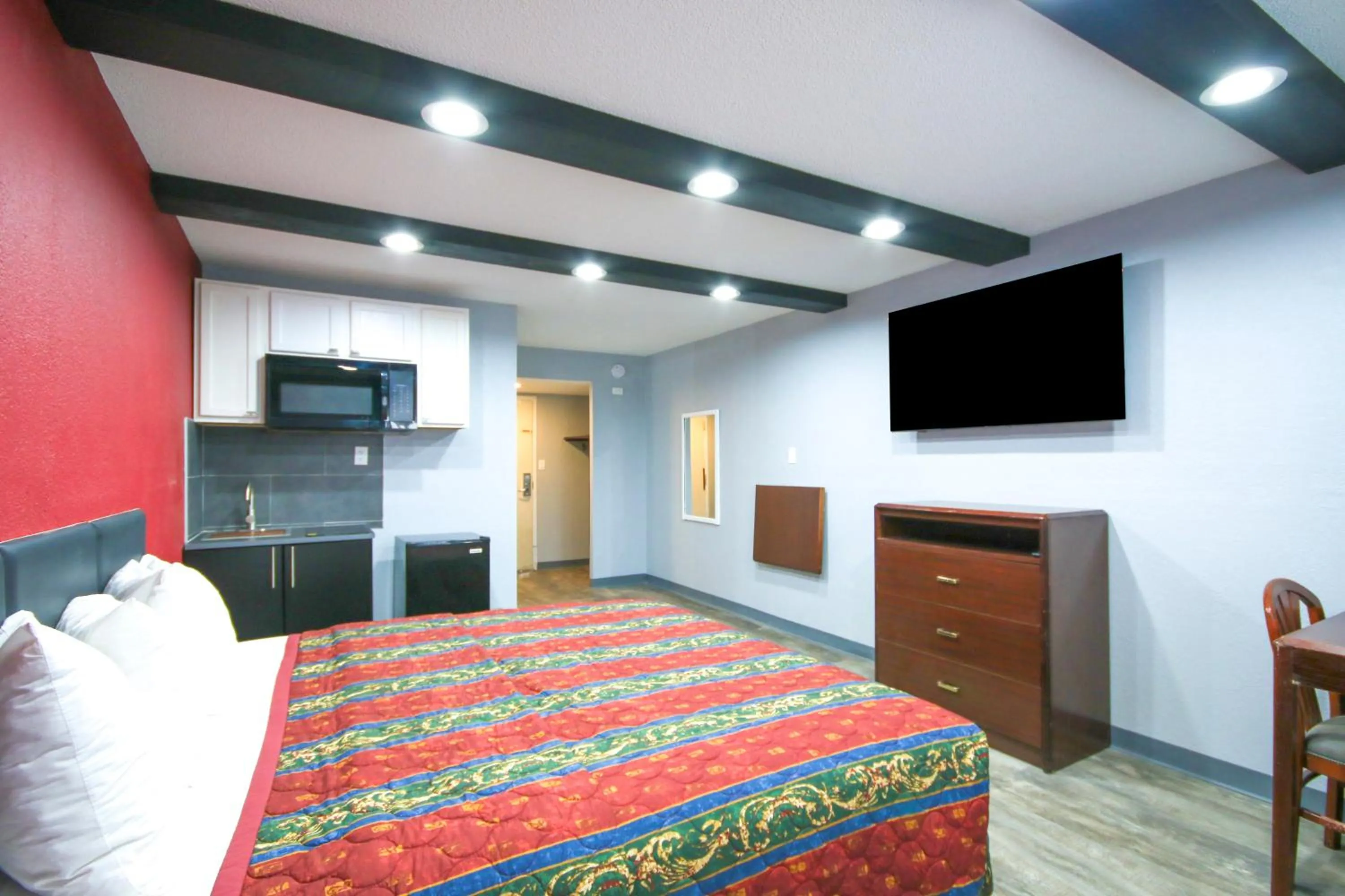 Kitchen or kitchenette, Bed in Marshall Lodge By OYO Hwy 65