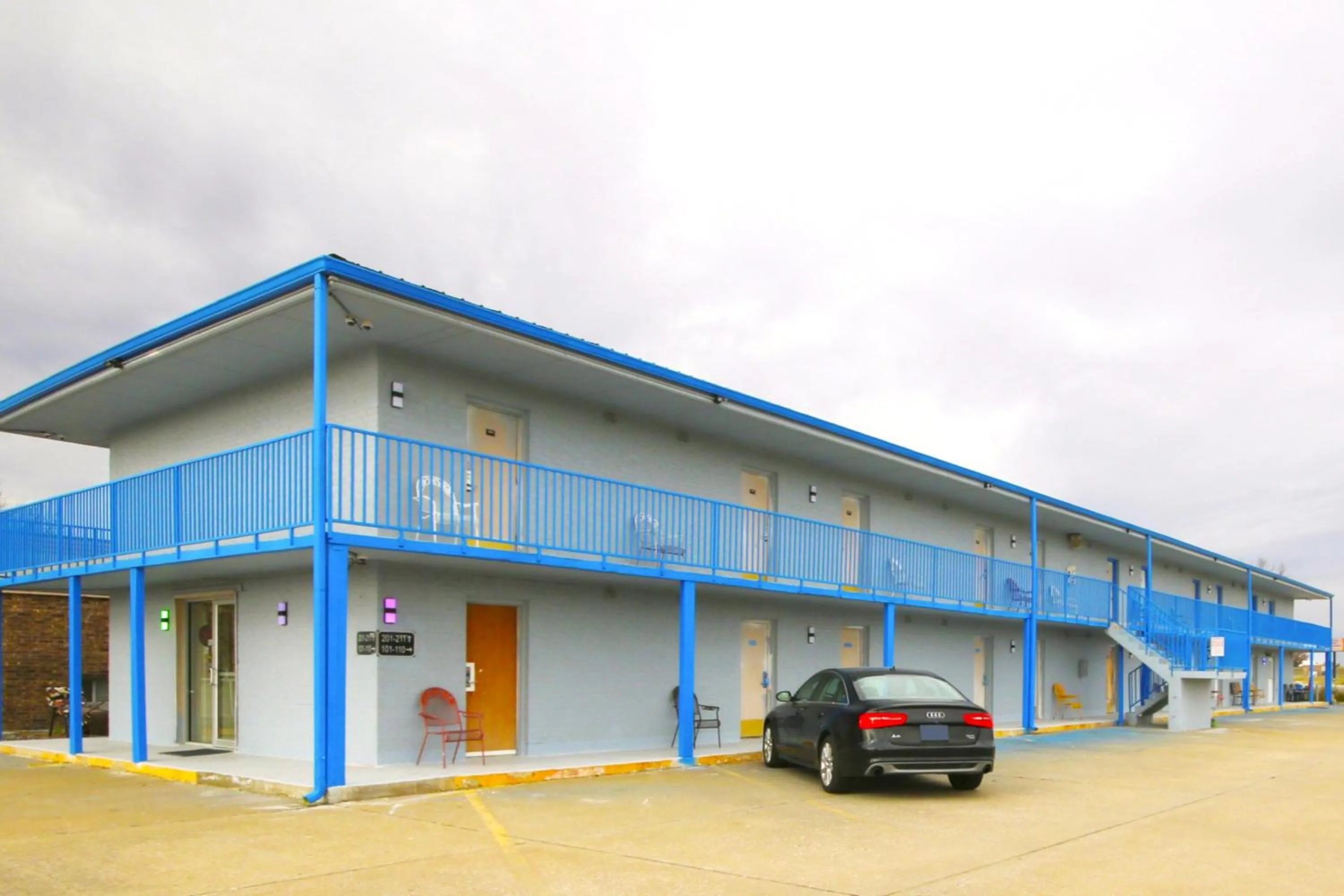 Parking in Marshall Lodge By OYO Hwy 65