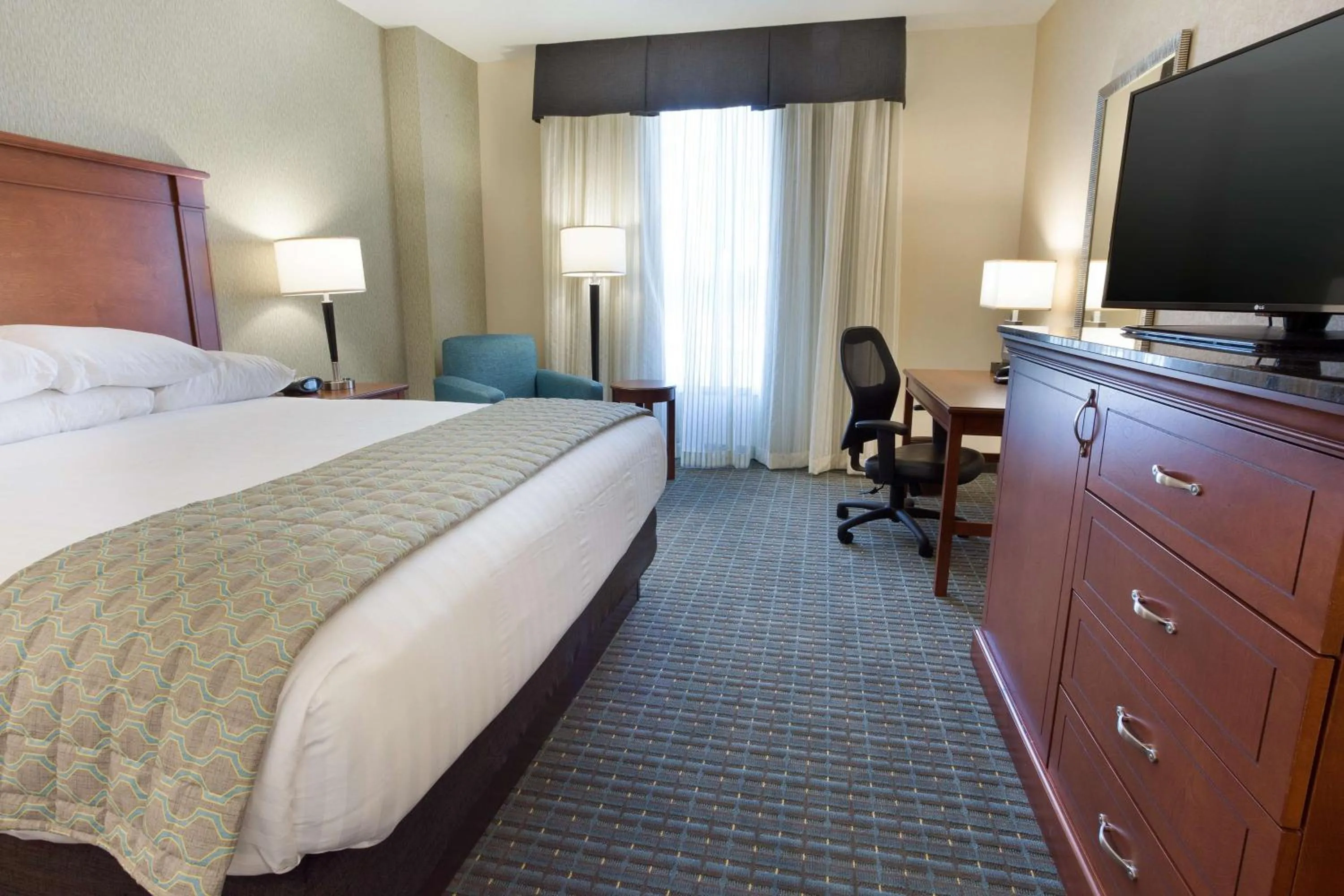 Photo of the whole room, Bed in Drury Inn & Suites Burlington
