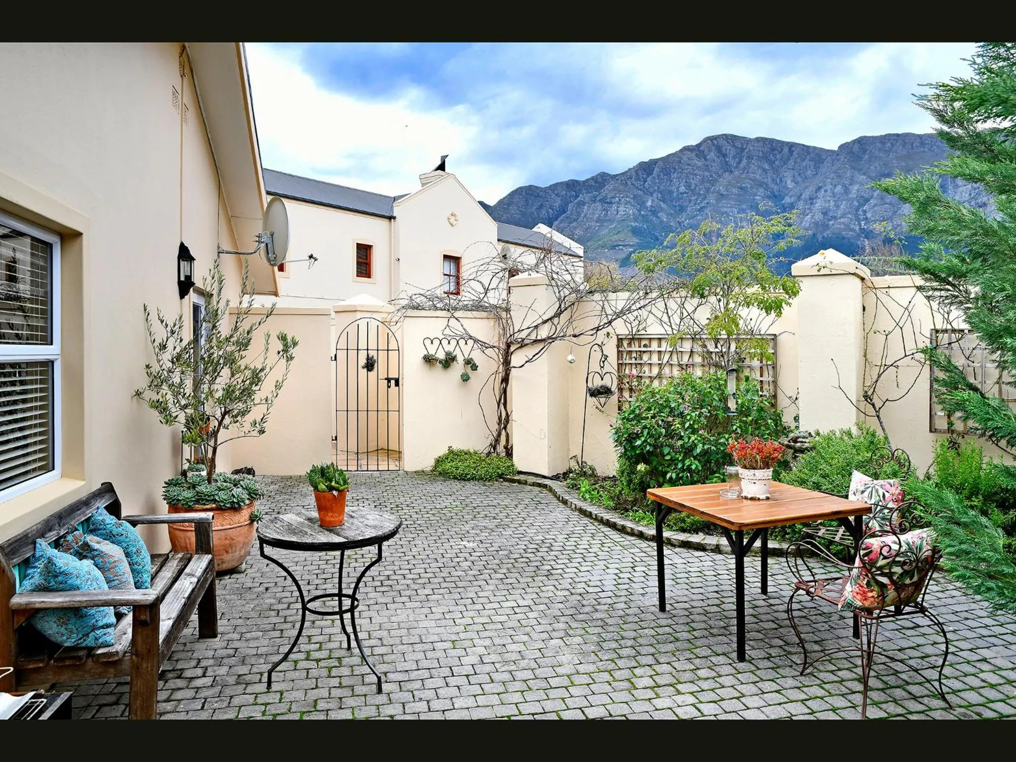 Garden in Petit & Grande Plaisir luxury self-catering