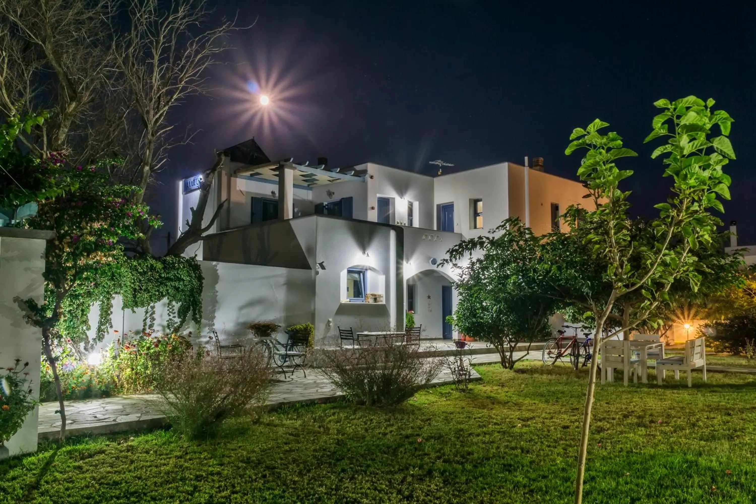 Facade/entrance in Kallisti Studios & Apartments