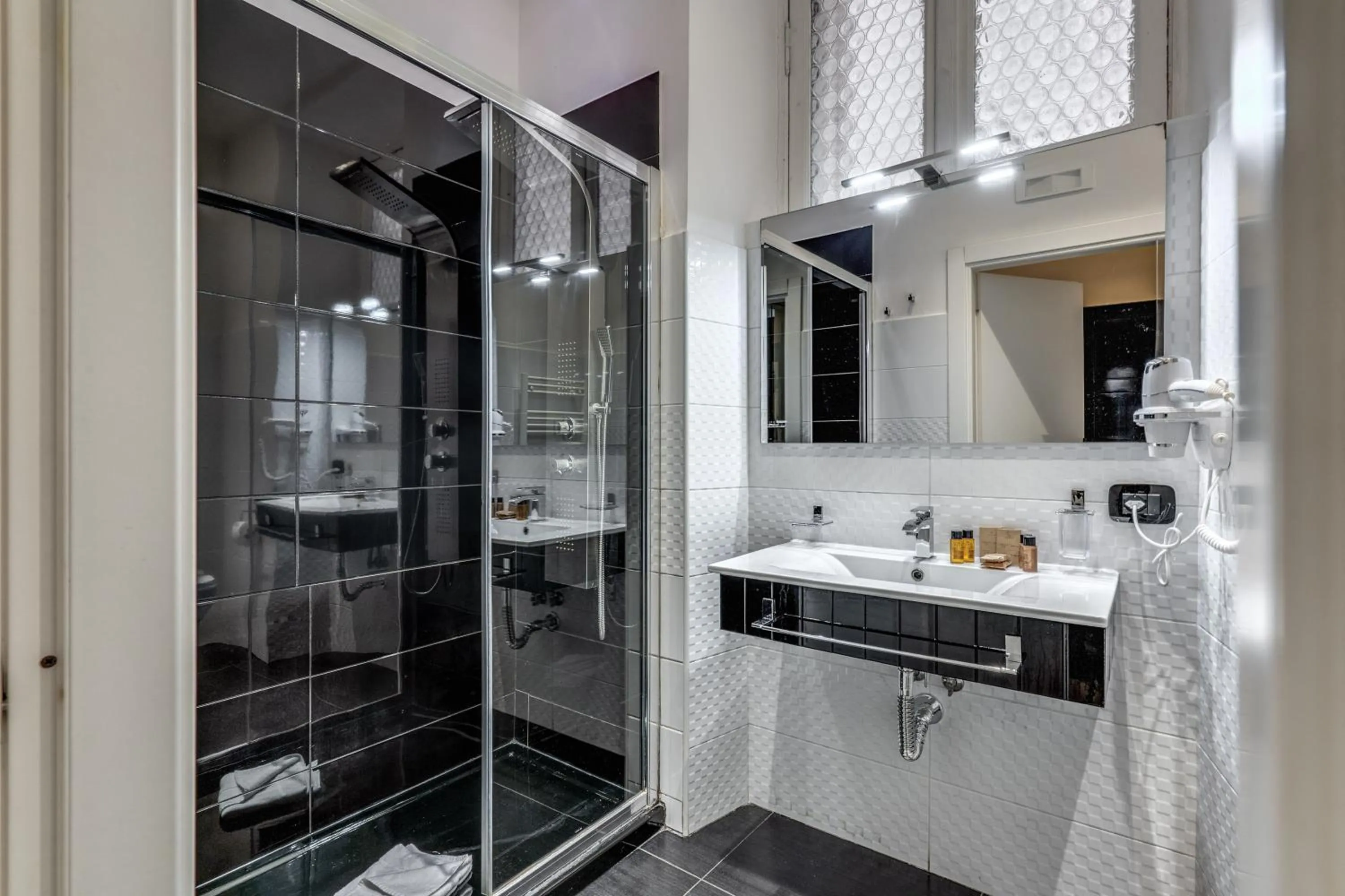 Shower in Operà Suites Pinciana