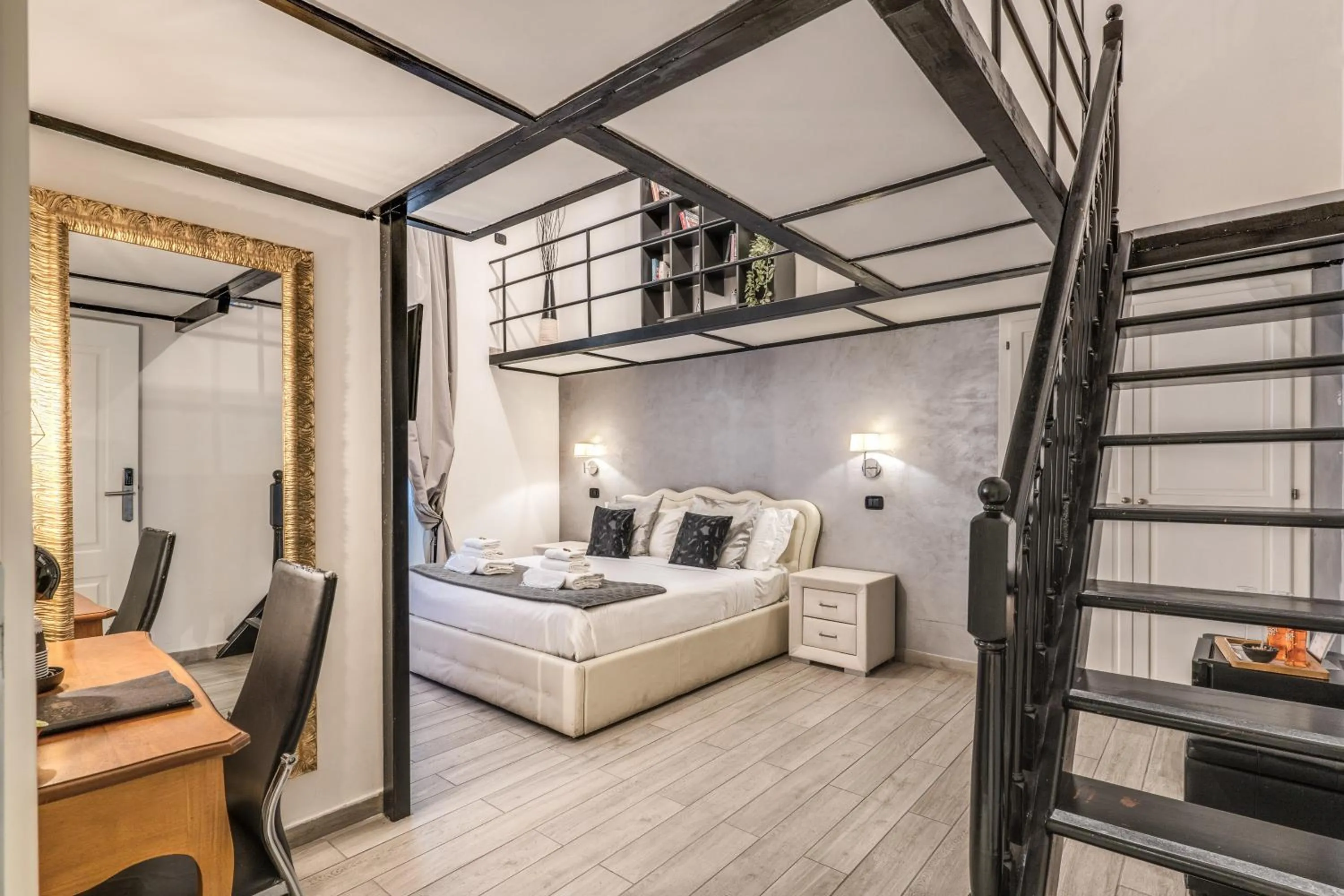 Photo of the whole room in Operà Suites Pinciana