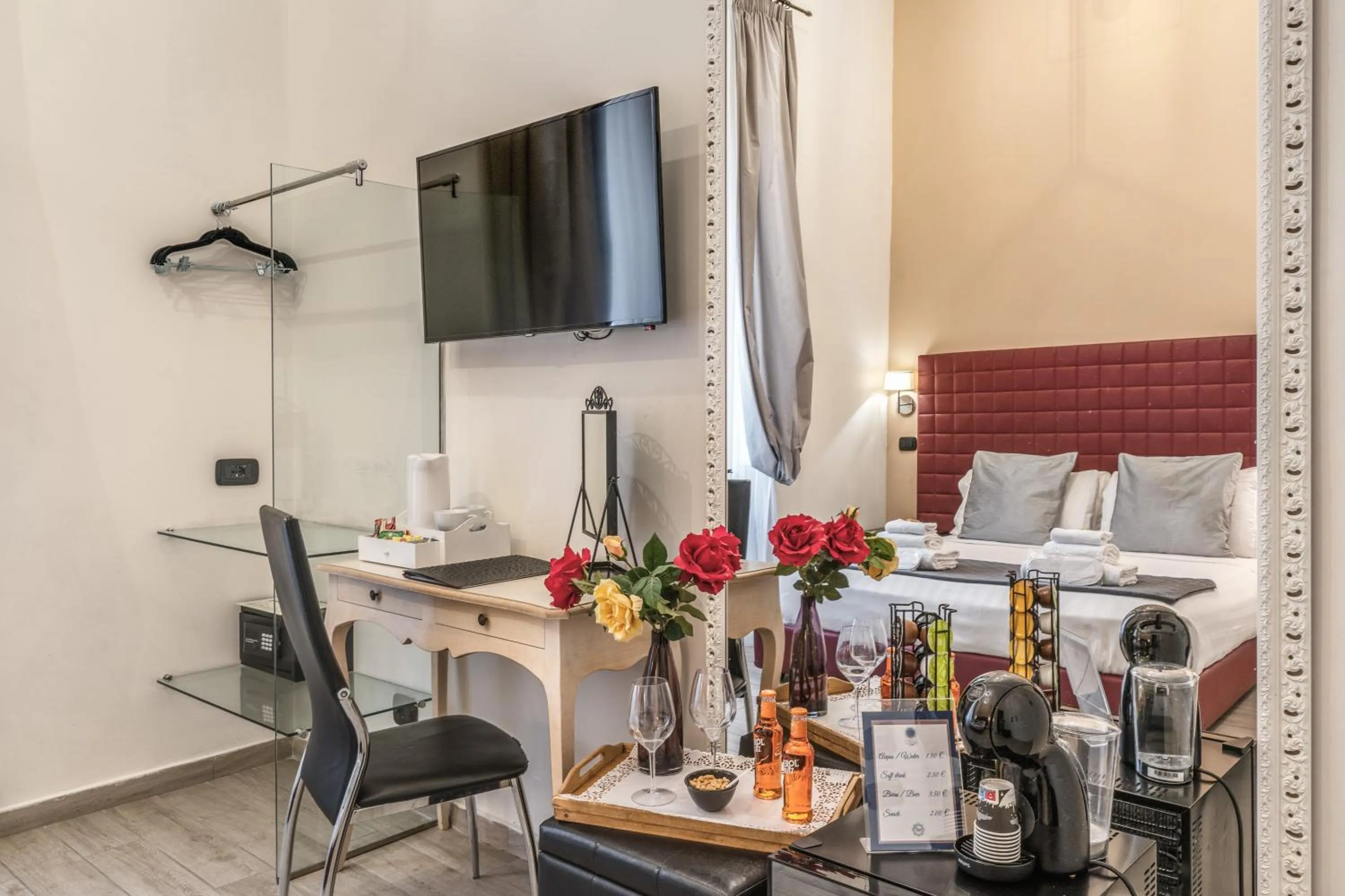 Photo of the whole room in Operà Suites Pinciana