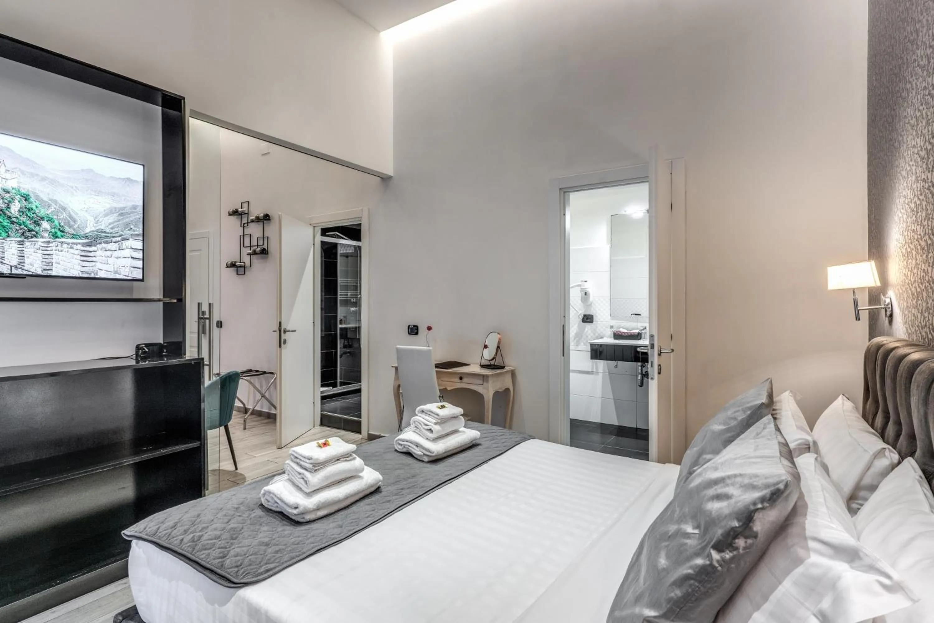 Photo of the whole room, Bed in Operà Suites Pinciana