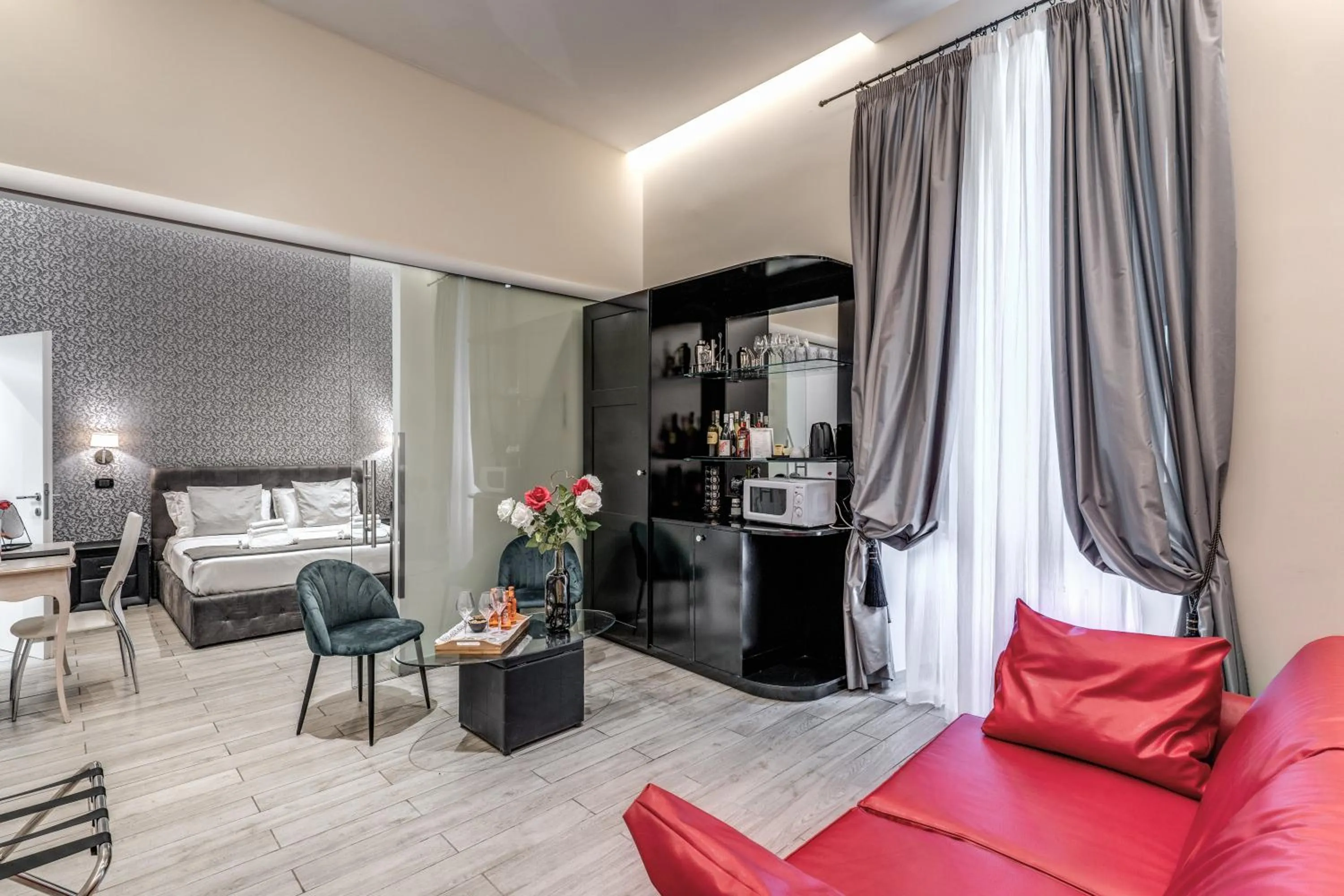 Photo of the whole room in Operà Suites Pinciana
