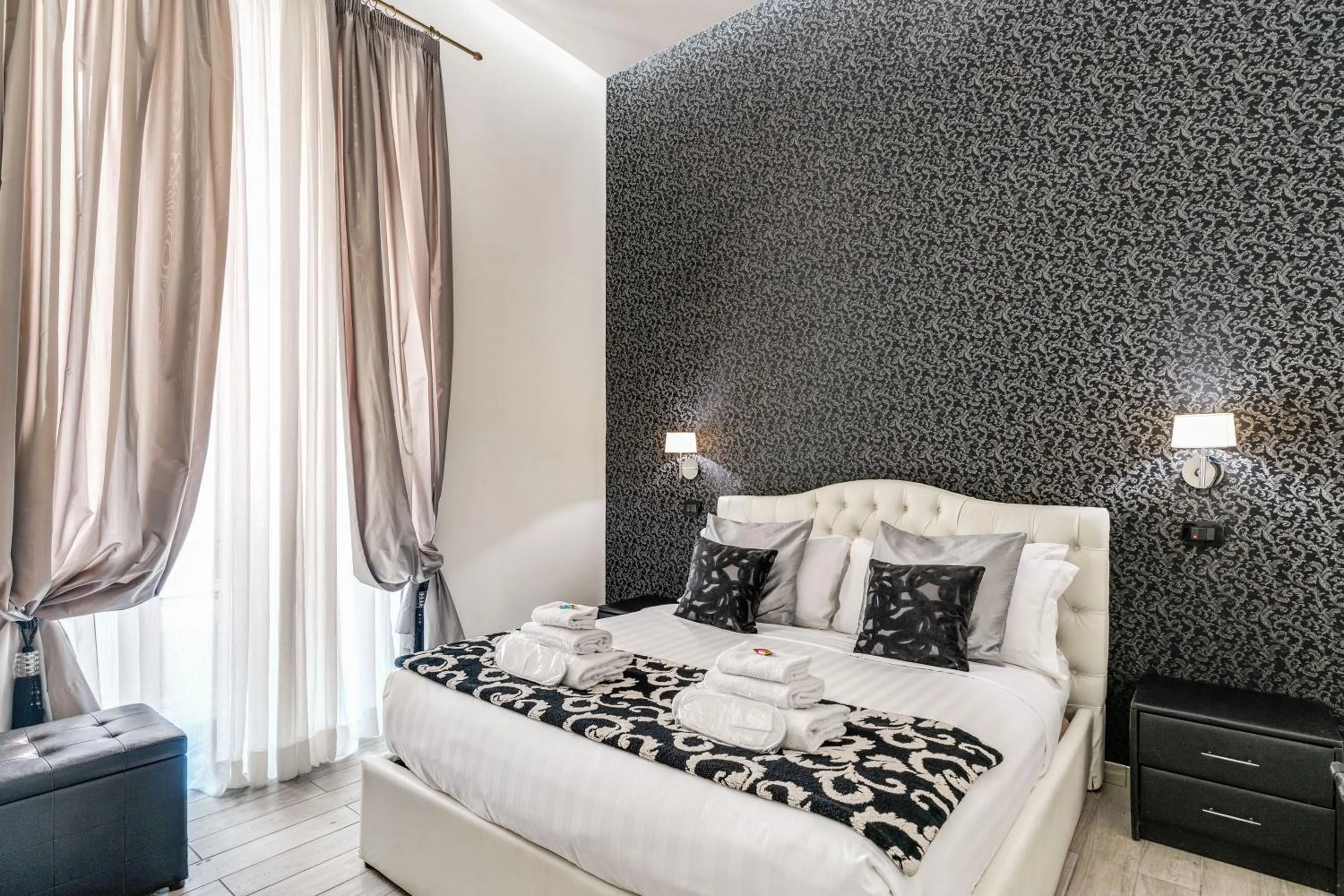 Bed in Operà Suites Pinciana