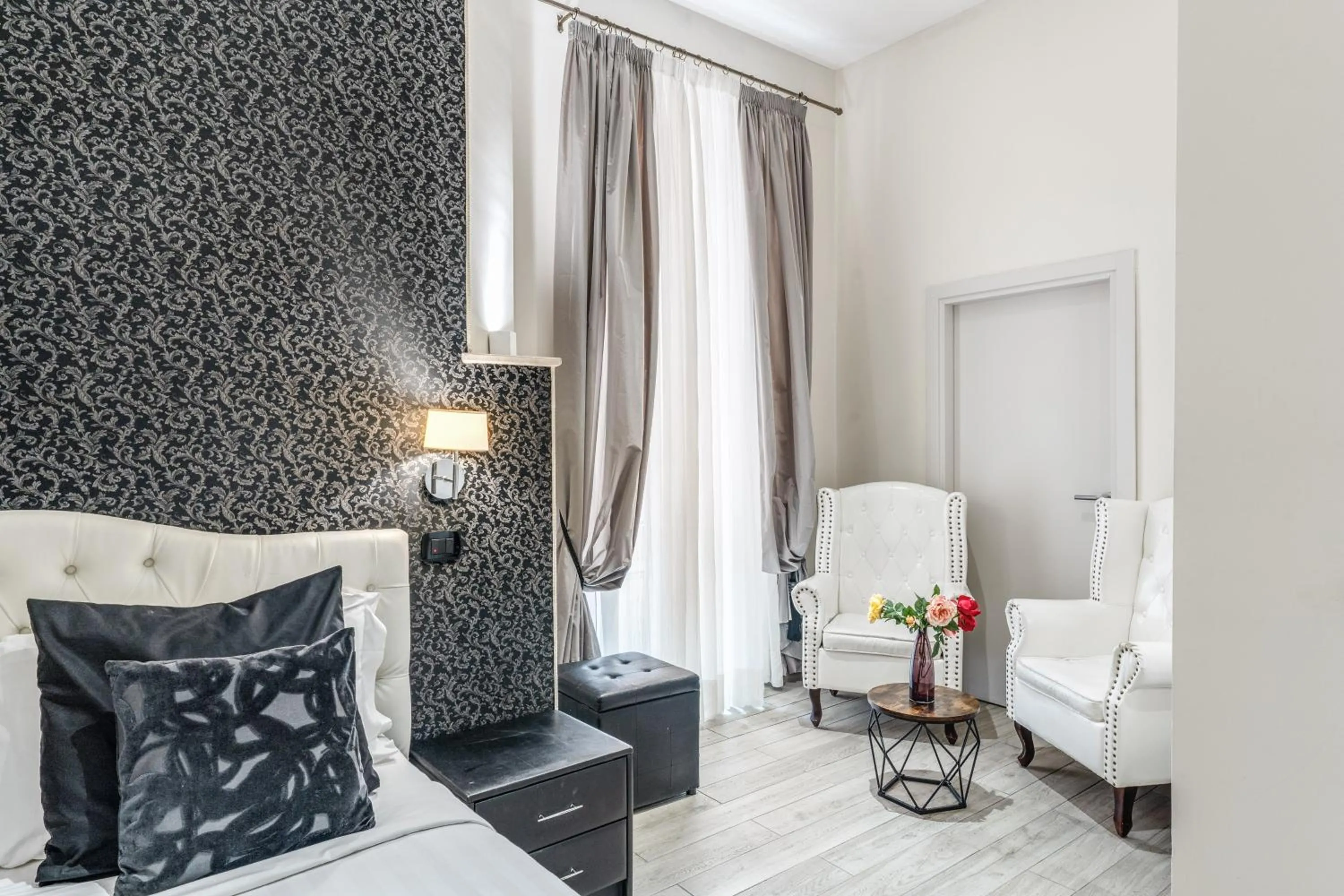 Photo of the whole room in Operà Suites Pinciana