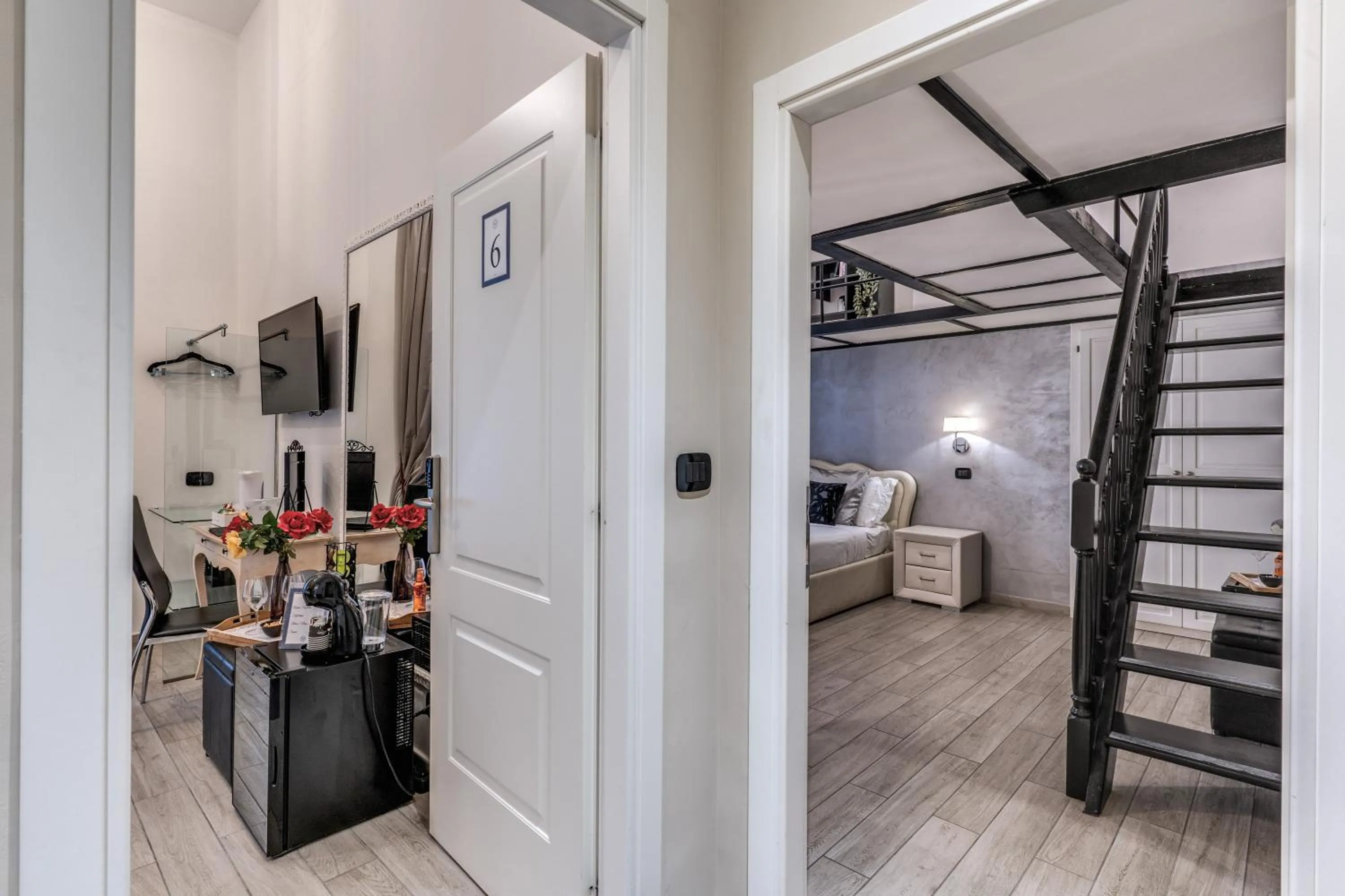 Photo of the whole room in Operà Suites Pinciana