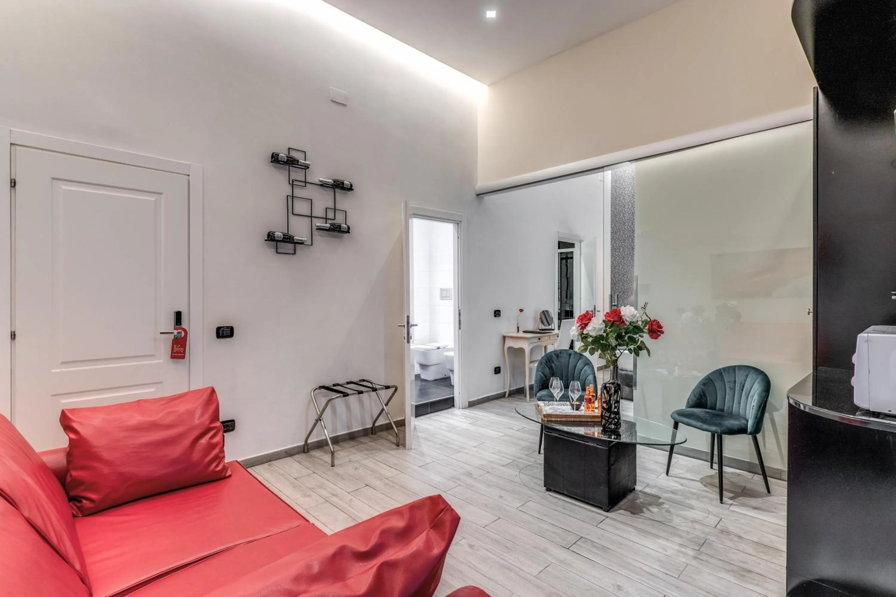 Photo of the whole room in Operà Suites Pinciana