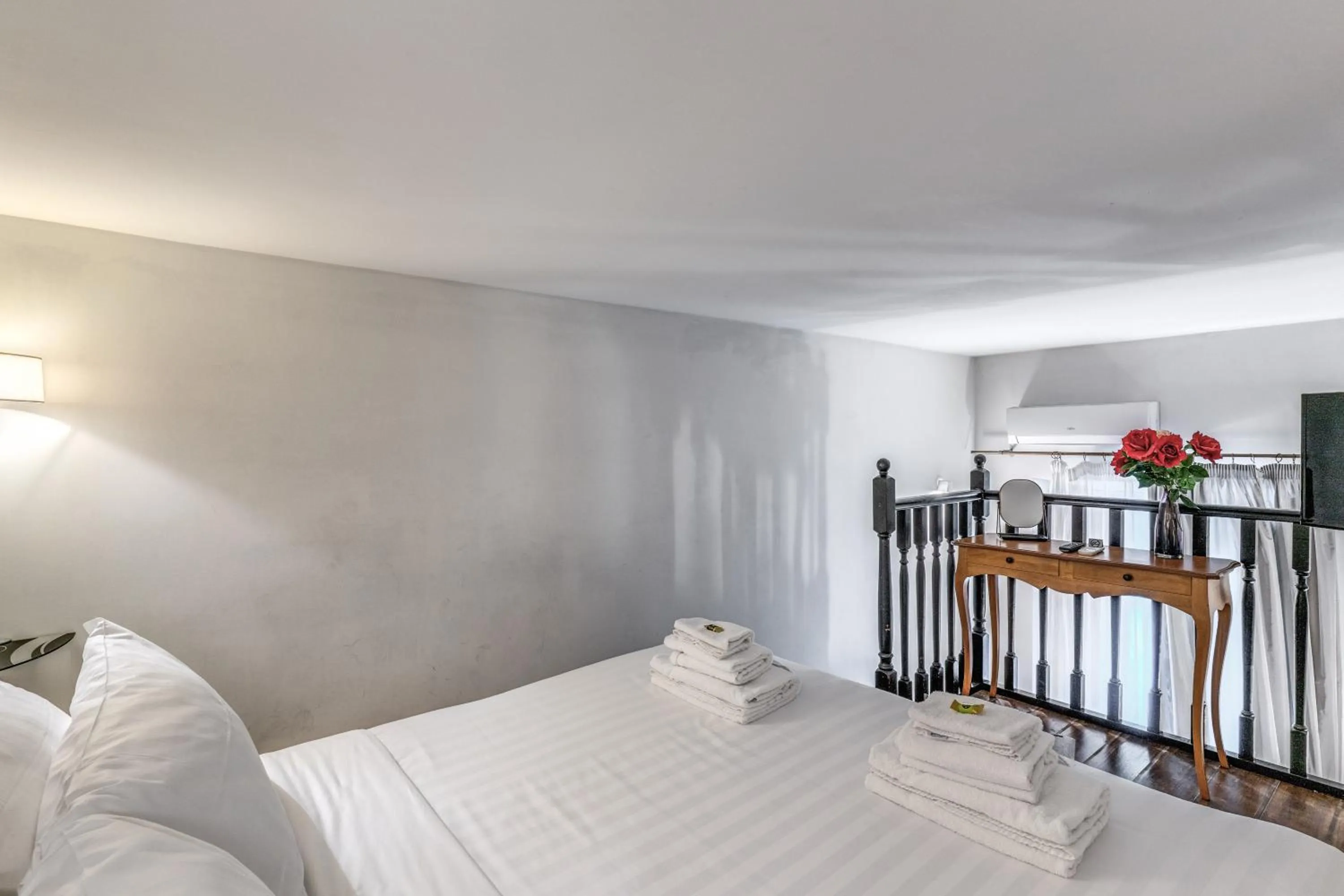 Photo of the whole room, Bed in Operà Suites Pinciana