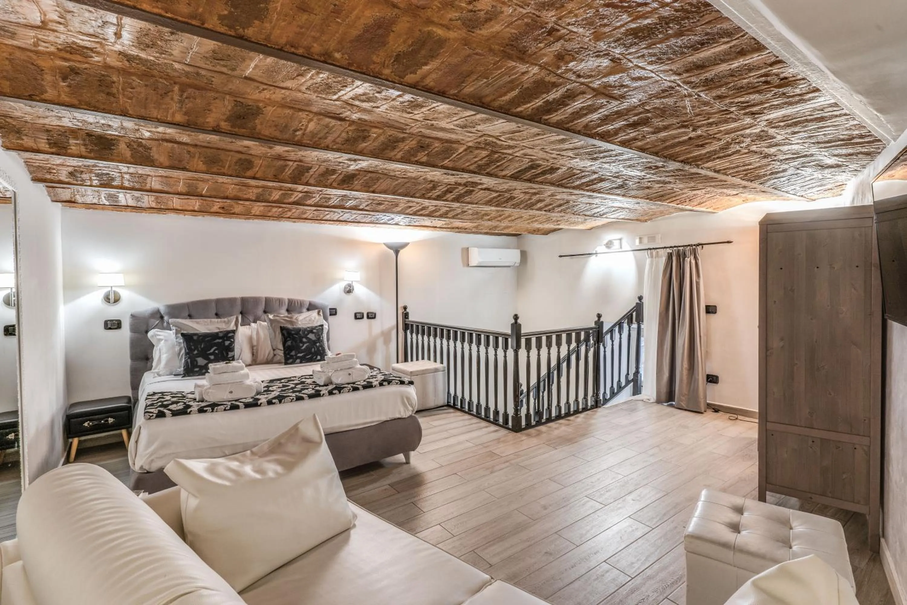 Bed in Operà Suites Pinciana