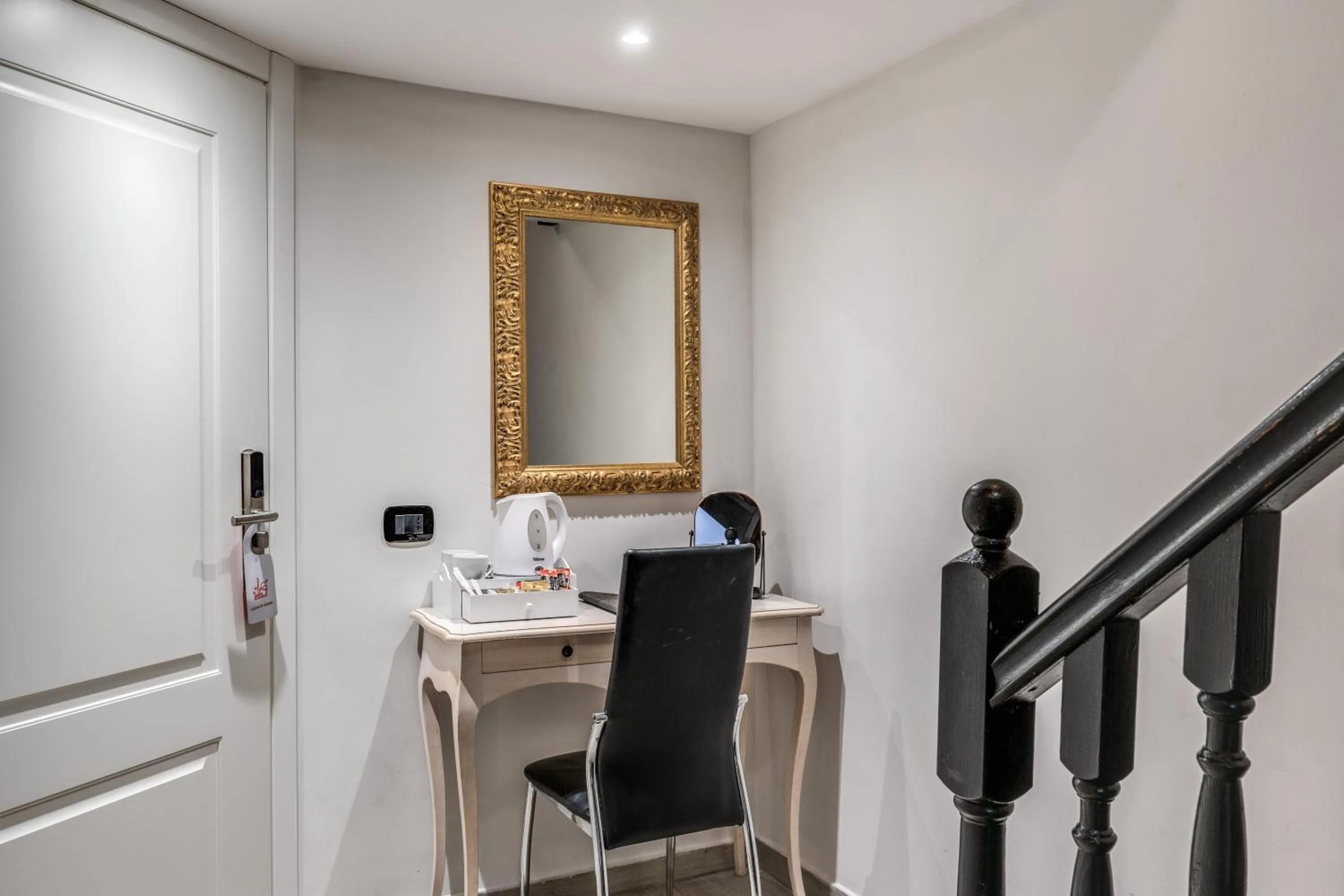 Photo of the whole room in Operà Suites Pinciana