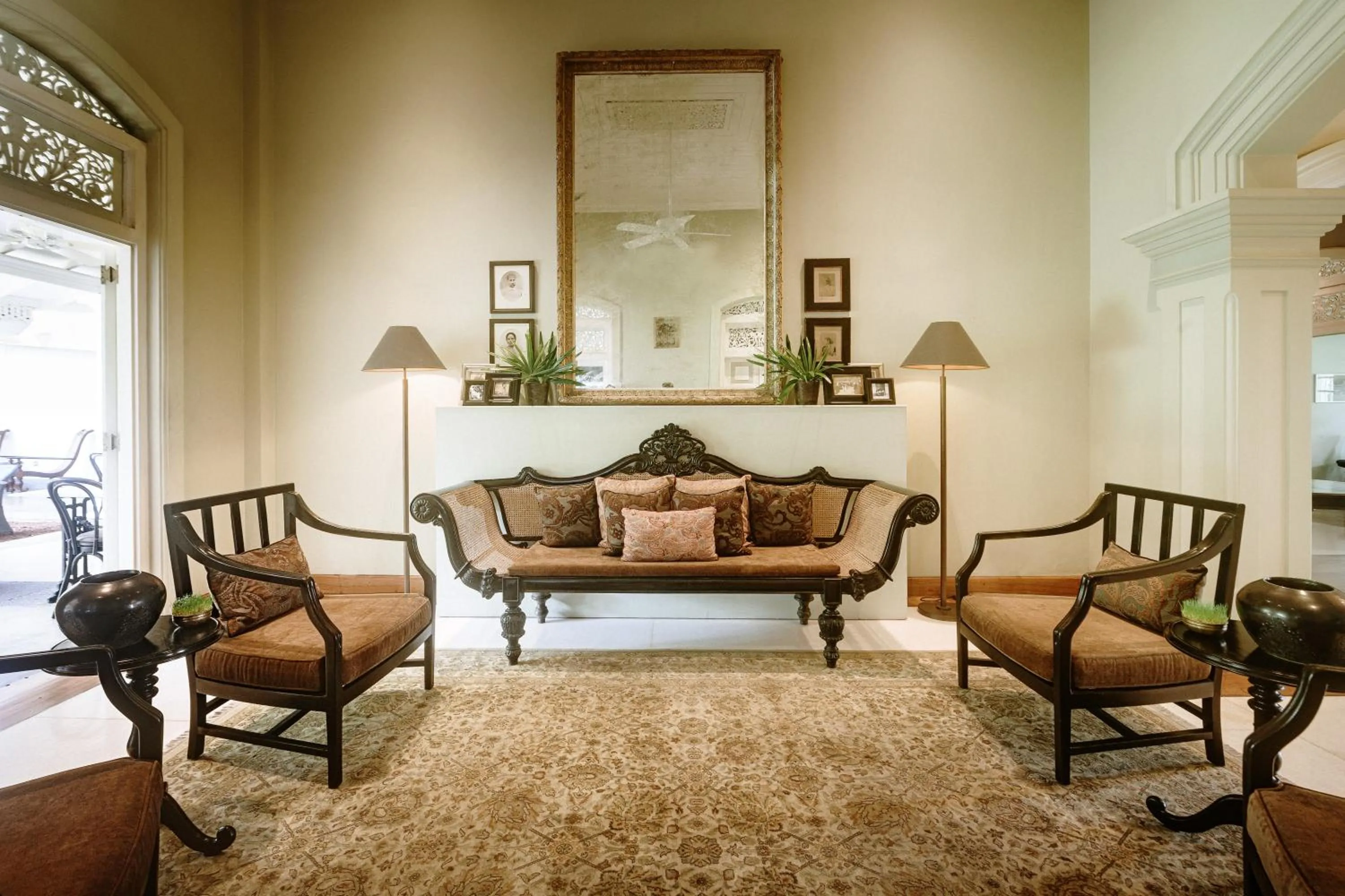 Seating area in Maniumpathy Hotel