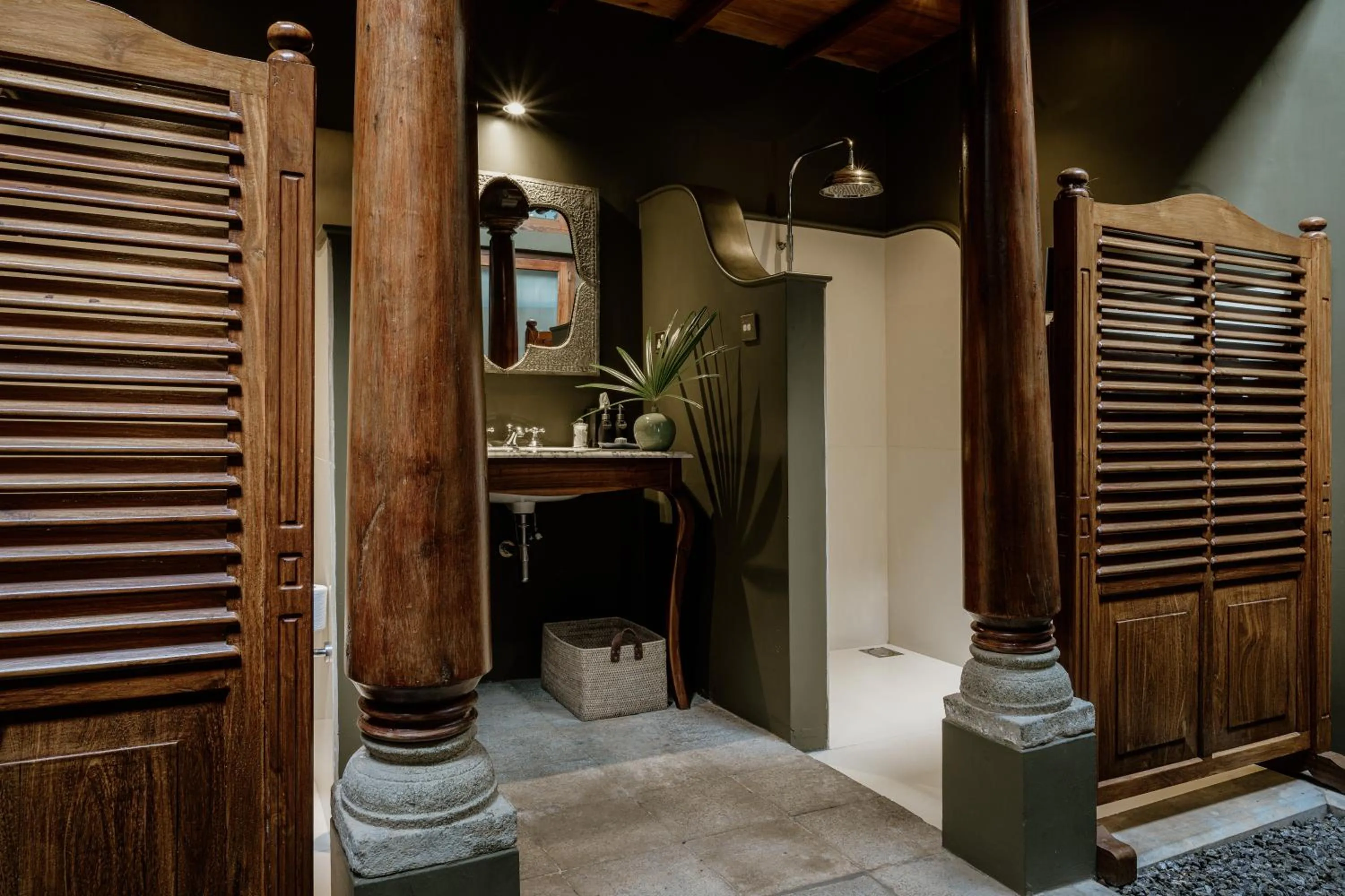 Property building in Maniumpathy Hotel