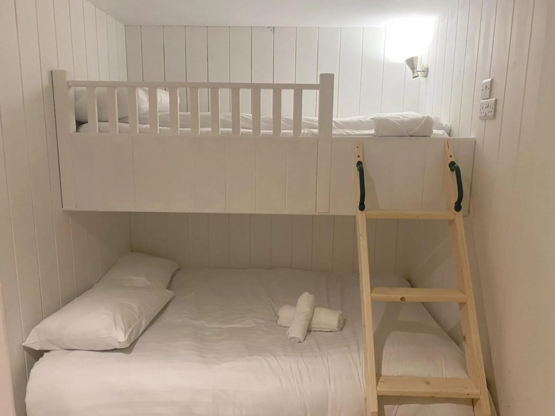 Bed in Walsh's Hotel and Apartments