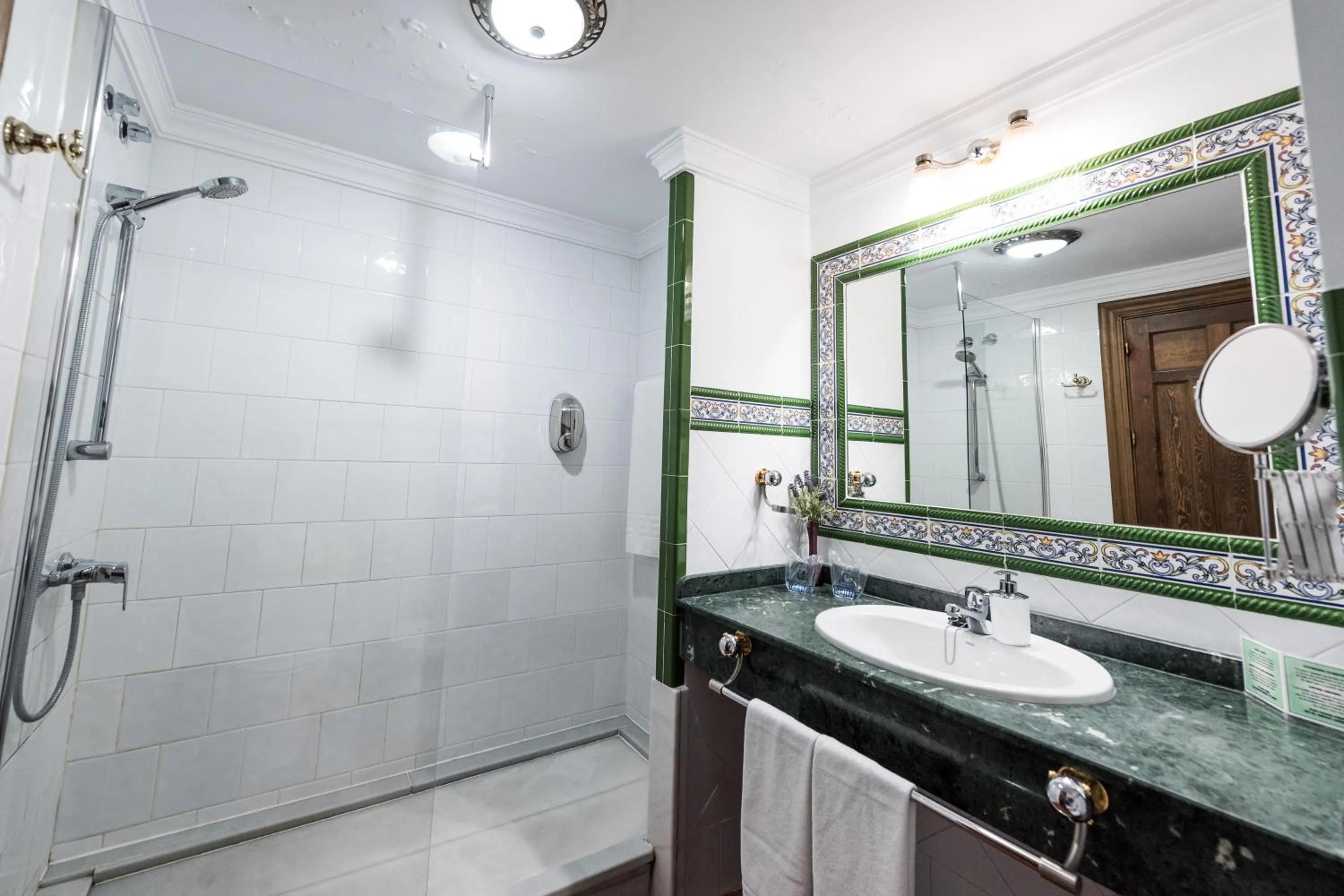 Shower in Hotel Soho Boutique Palacio San Gabriel