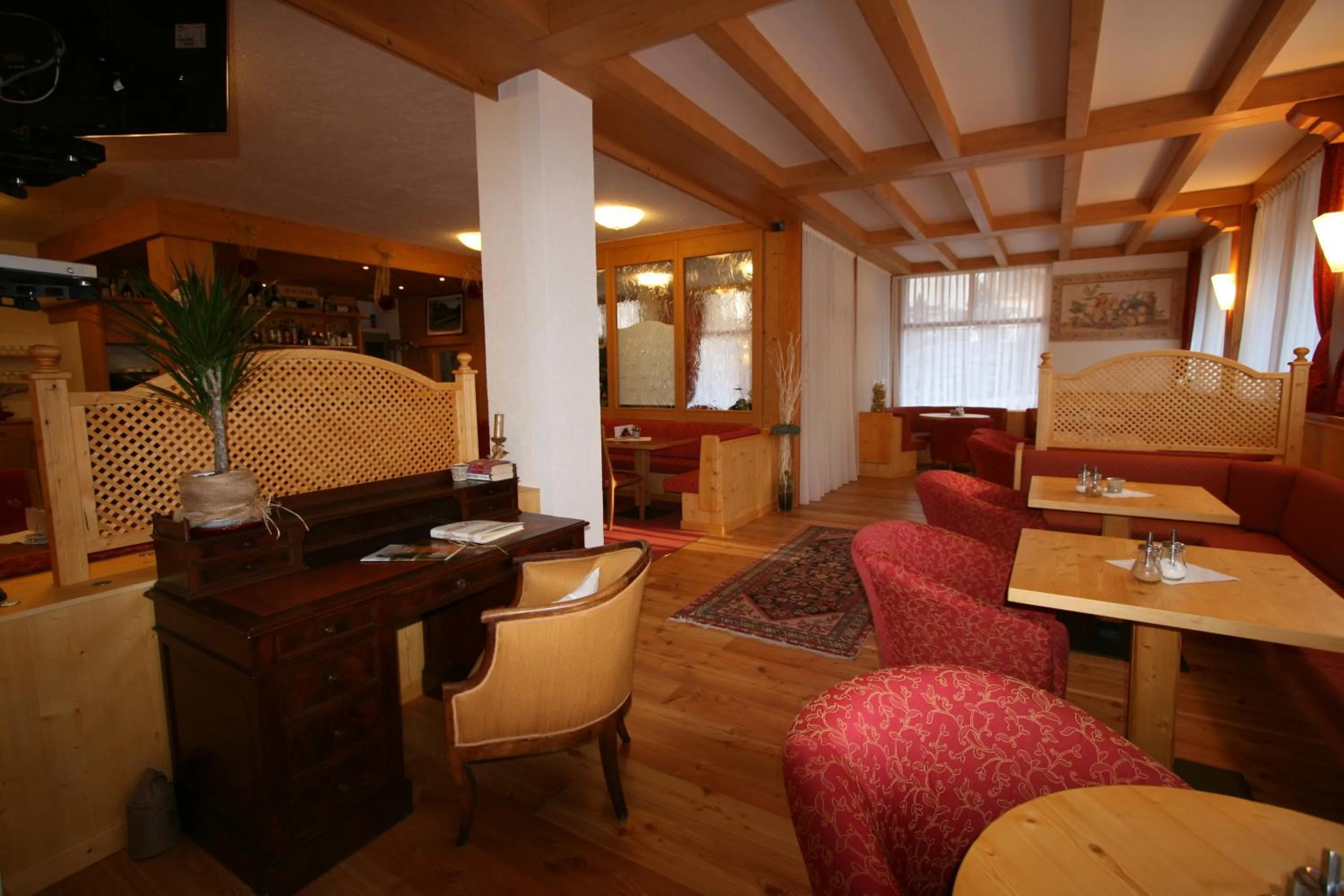 Restaurant/places to eat in Garni Lago Nembia