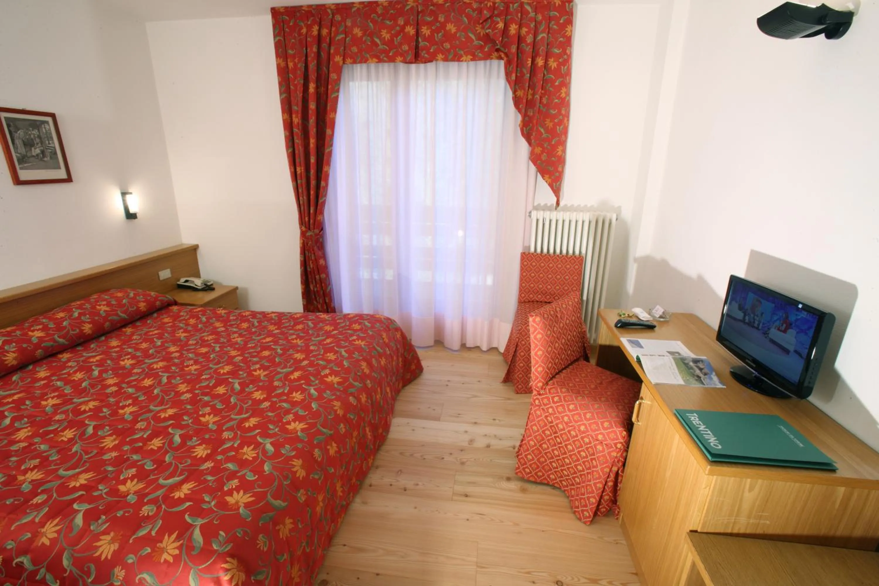 TV and multimedia, Bed in Garni Lago Nembia