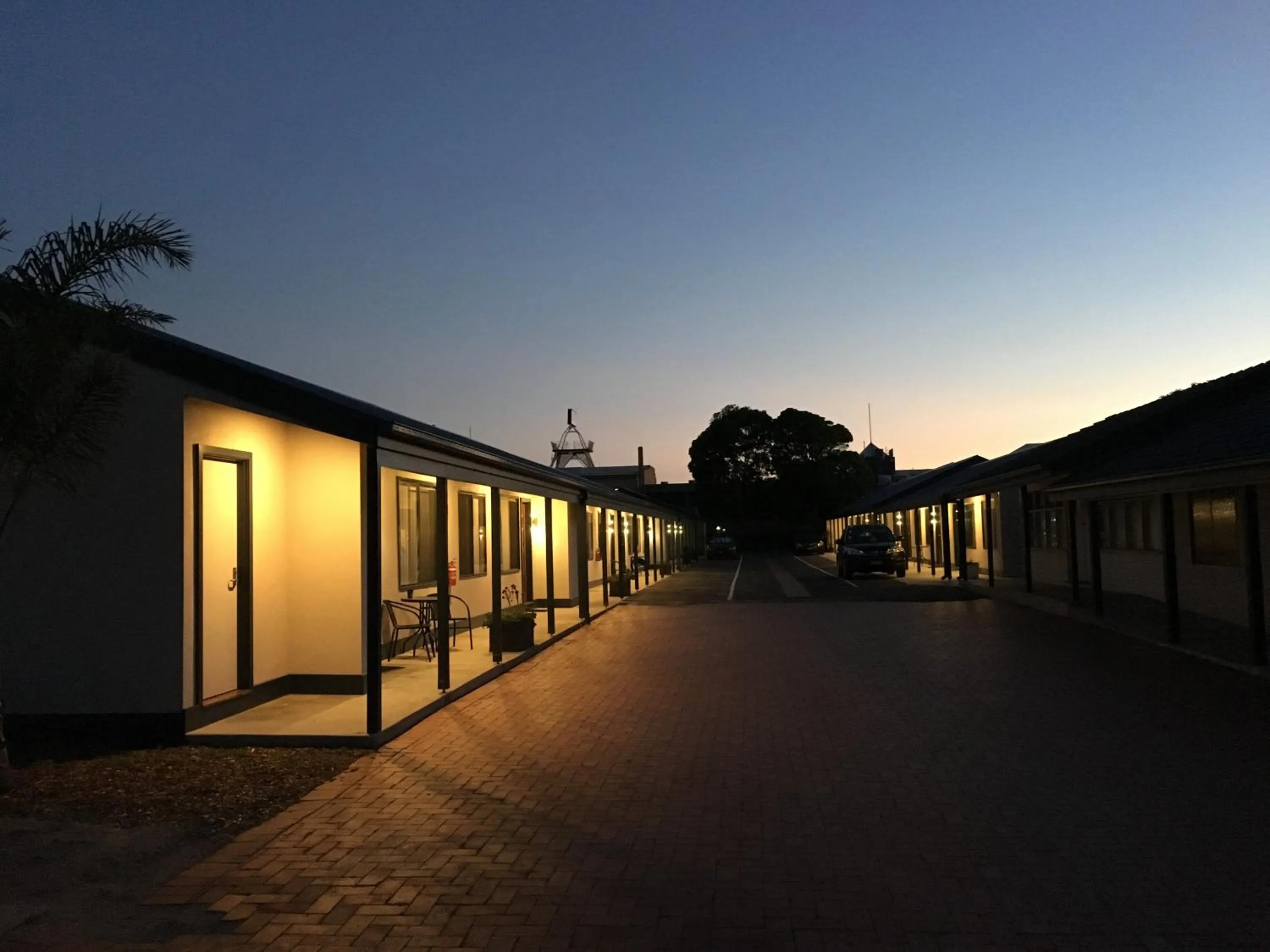 Property building in Lakeside Motel Waterfront