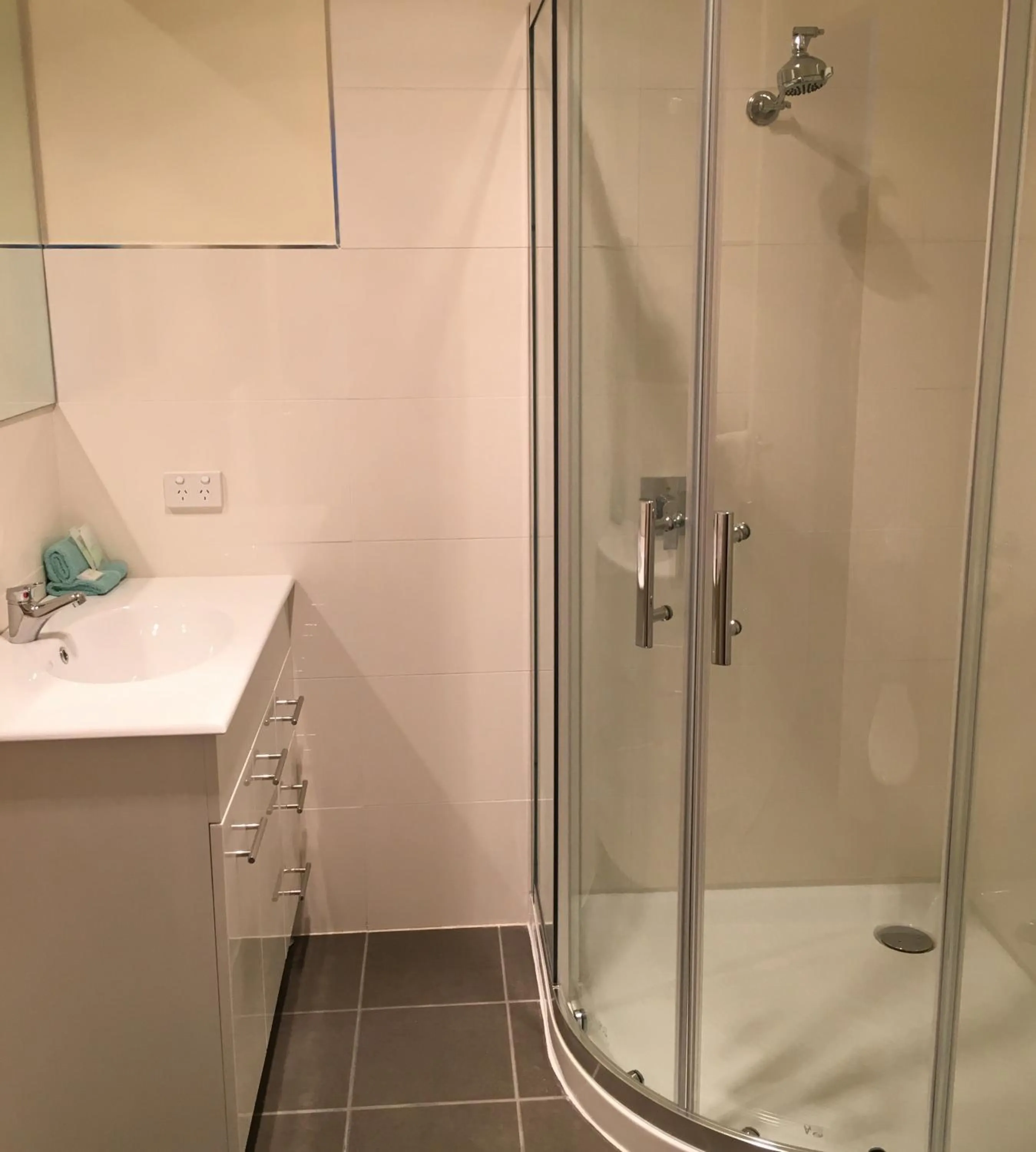 Shower in Lakeside Motel Waterfront