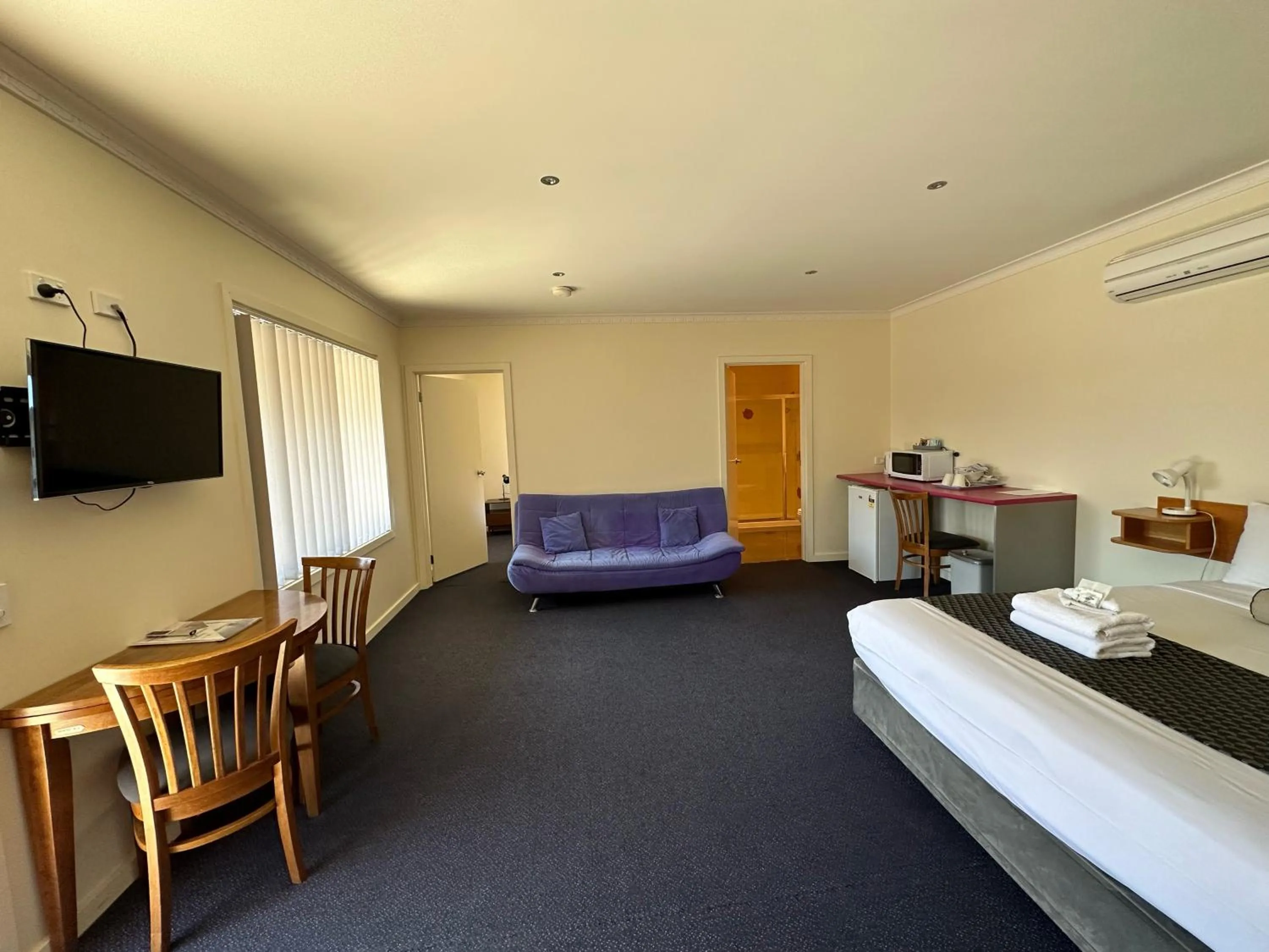 Photo of the whole room, Bed in Lakeside Motel Waterfront