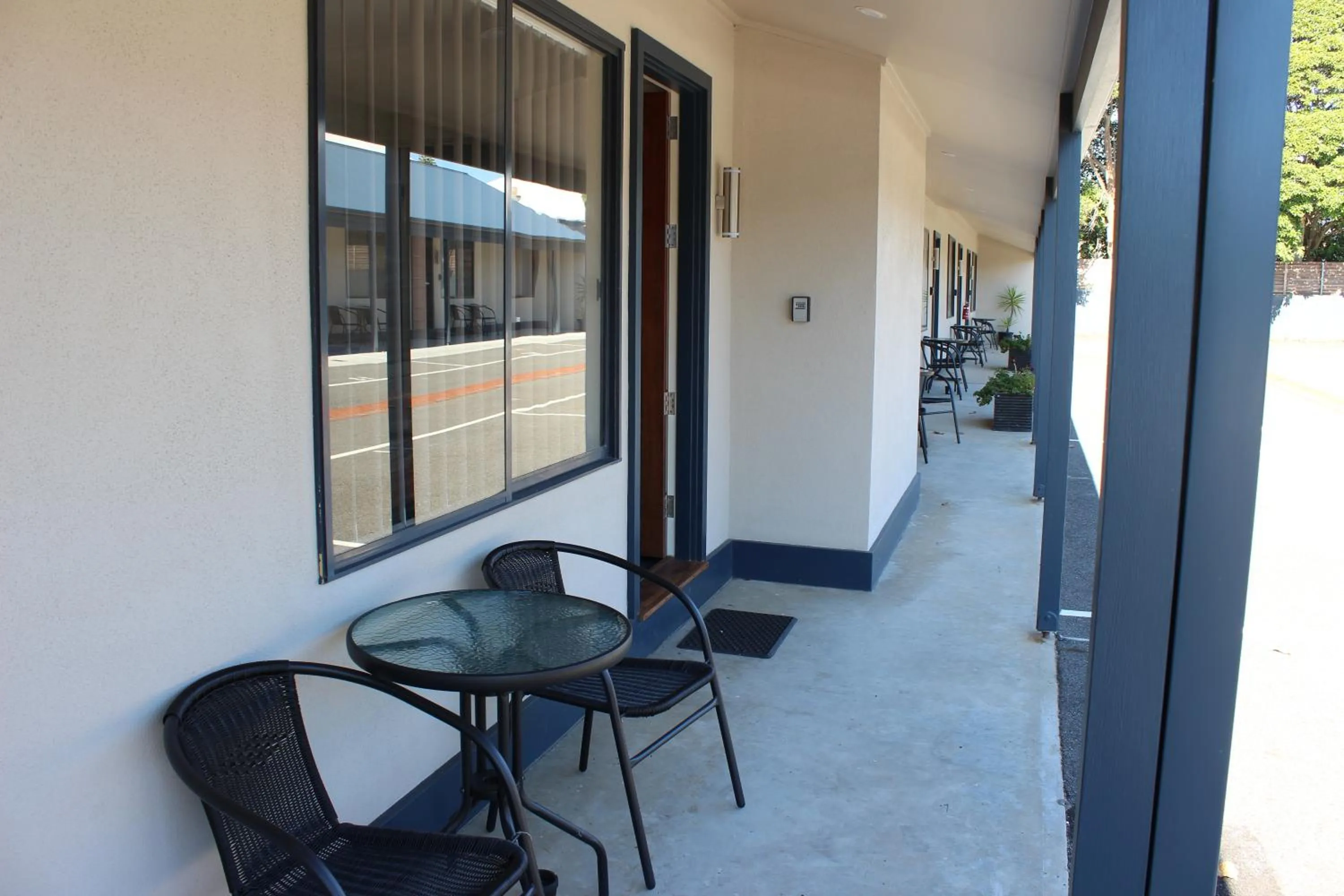 Patio in Lakeside Motel Waterfront