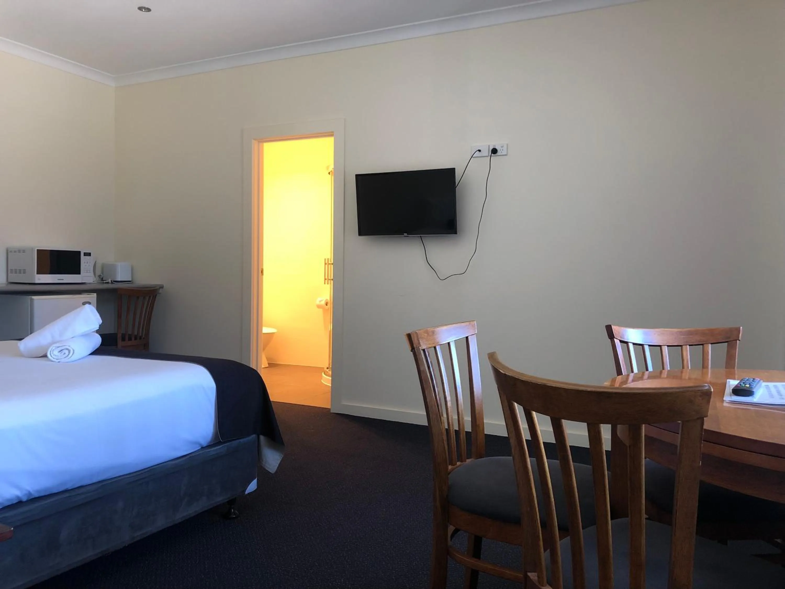 Photo of the whole room, Bed in Lakeside Motel Waterfront