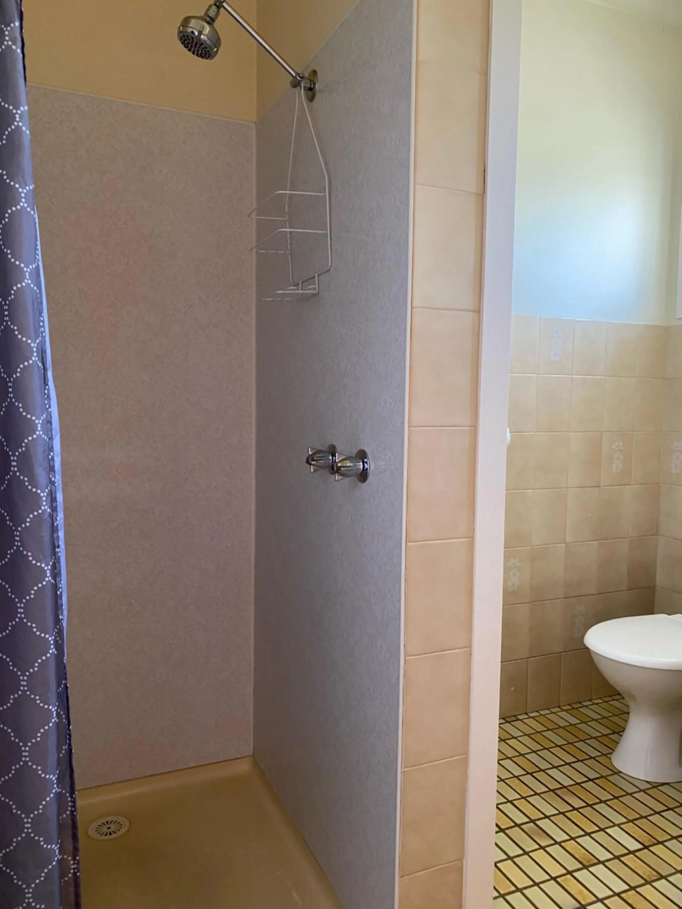 Bathroom in Lakeside Motel Waterfront