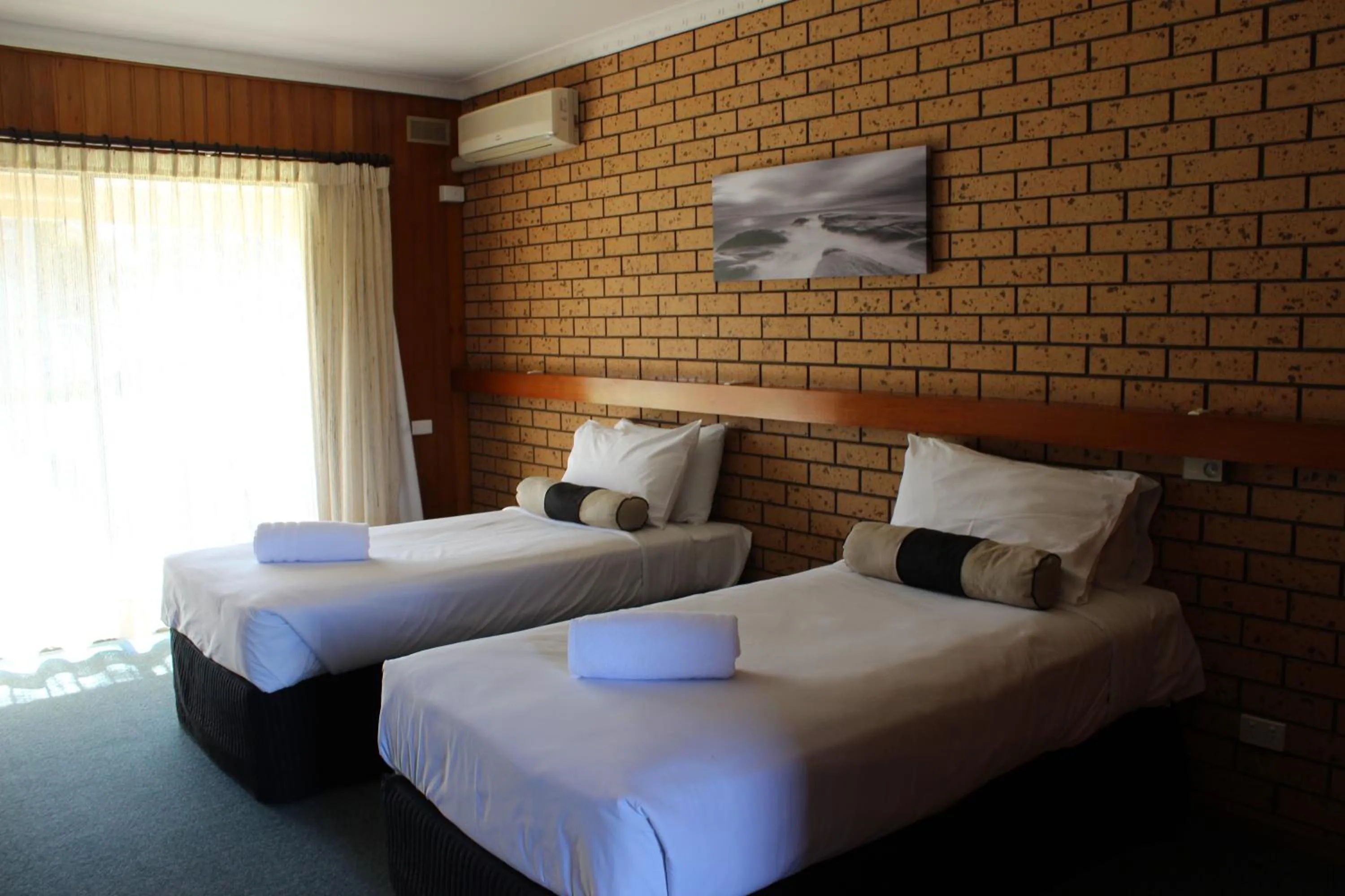 Day, Bed in Lakeside Motel Waterfront