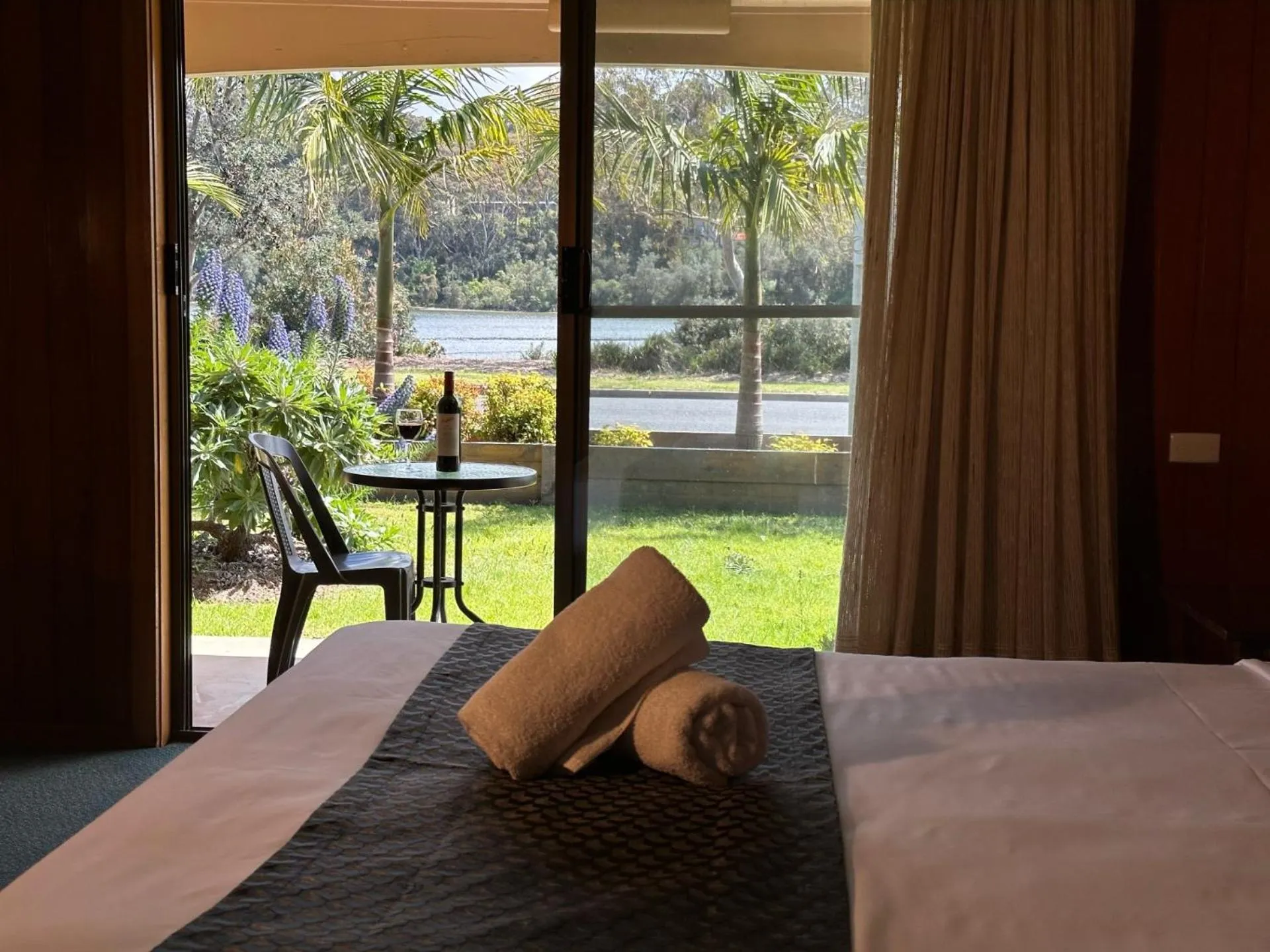 Balcony/Terrace, Bed in Lakeside Motel Waterfront