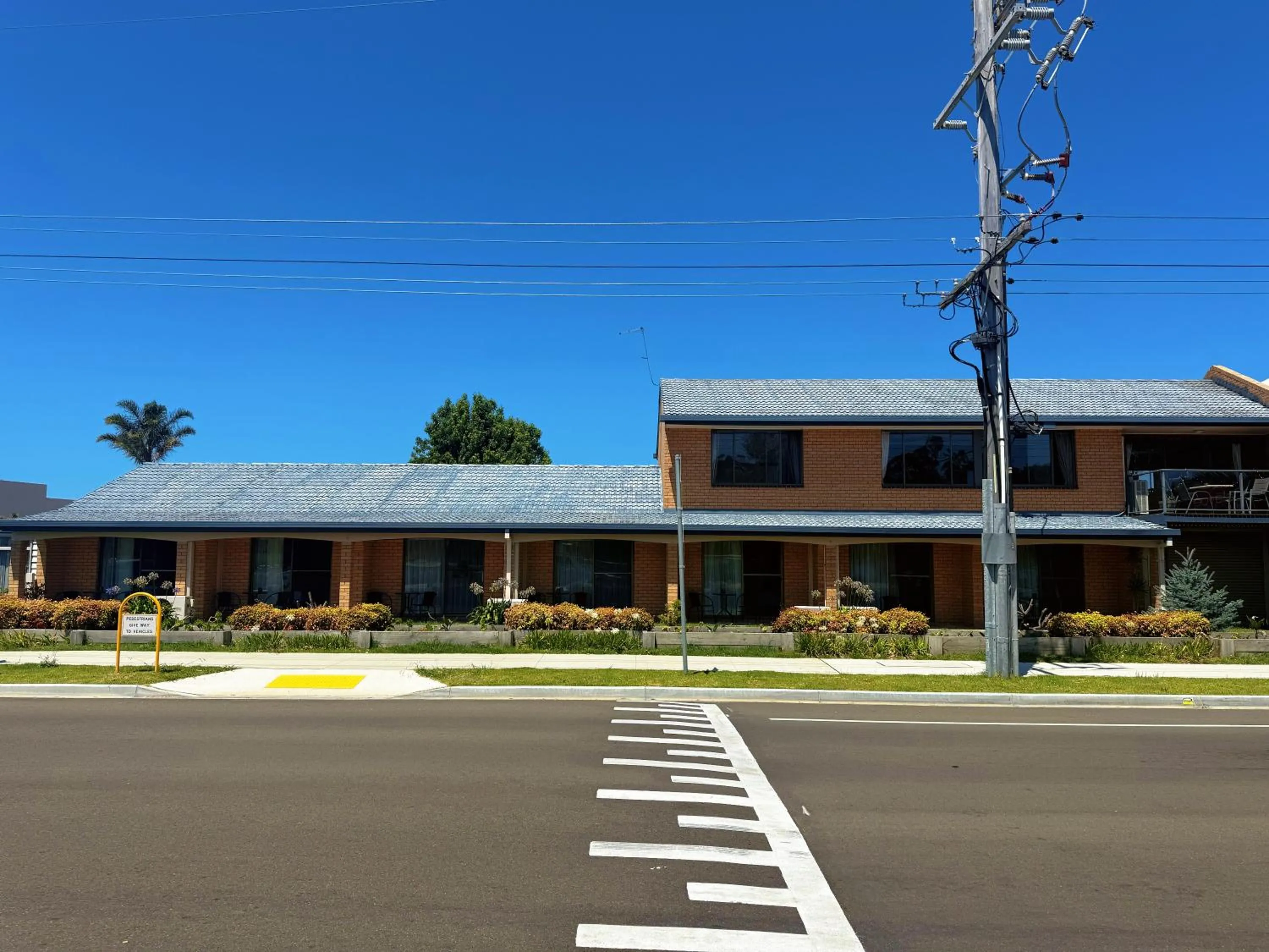 Property building in Lakeside Motel Waterfront