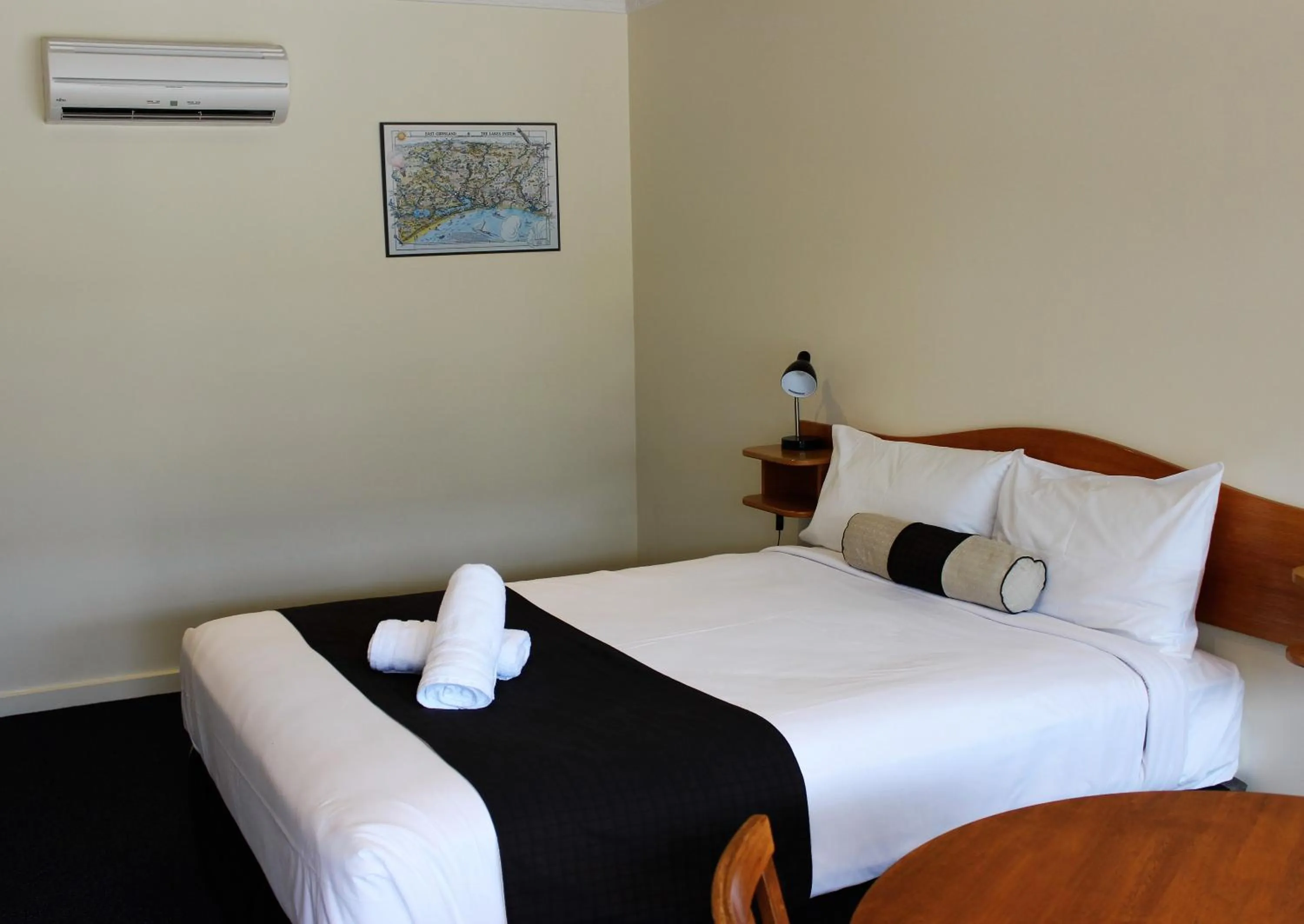 Bed in Lakeside Motel Waterfront