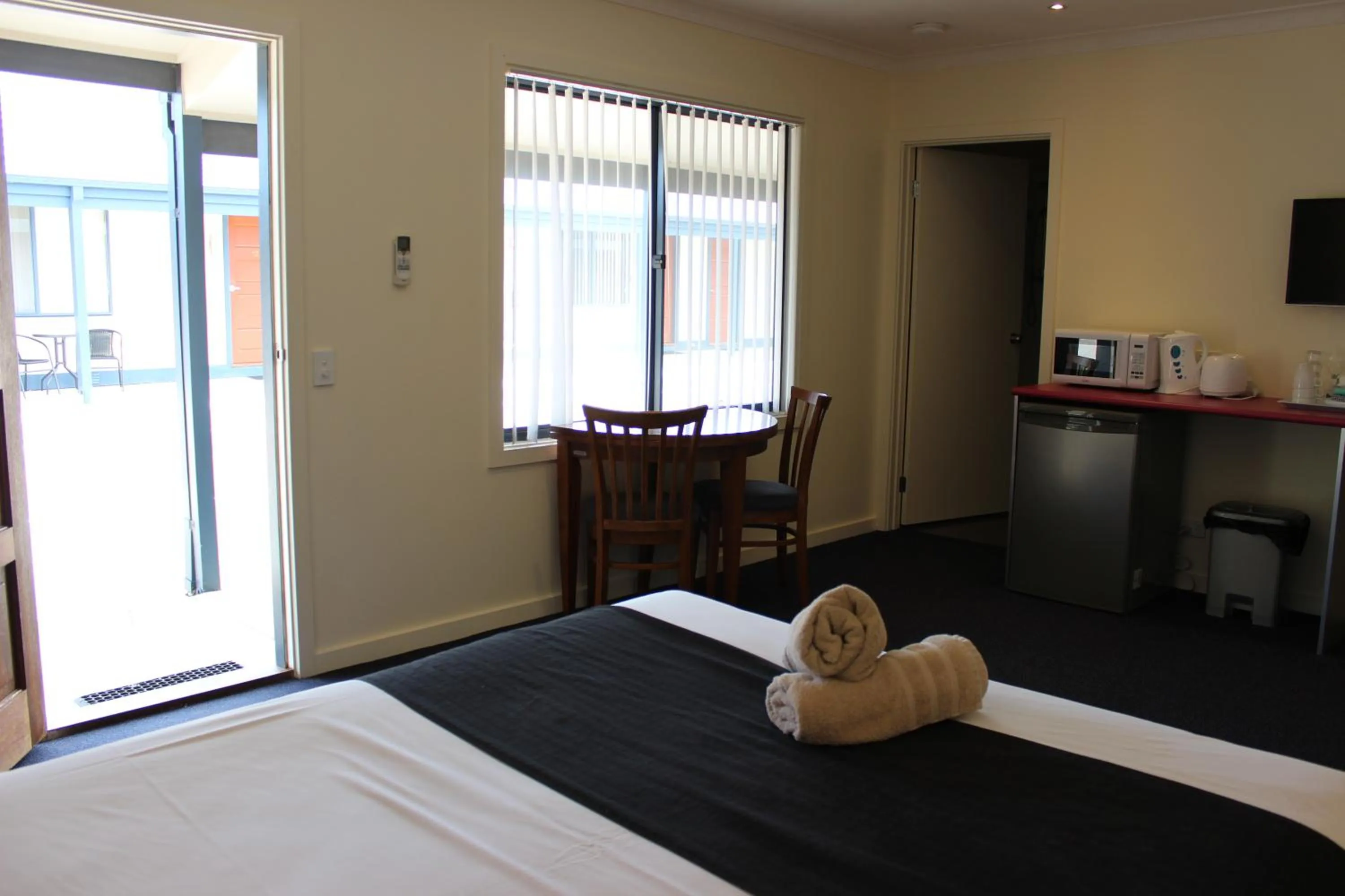 Decorative detail, Bed in Lakeside Motel Waterfront