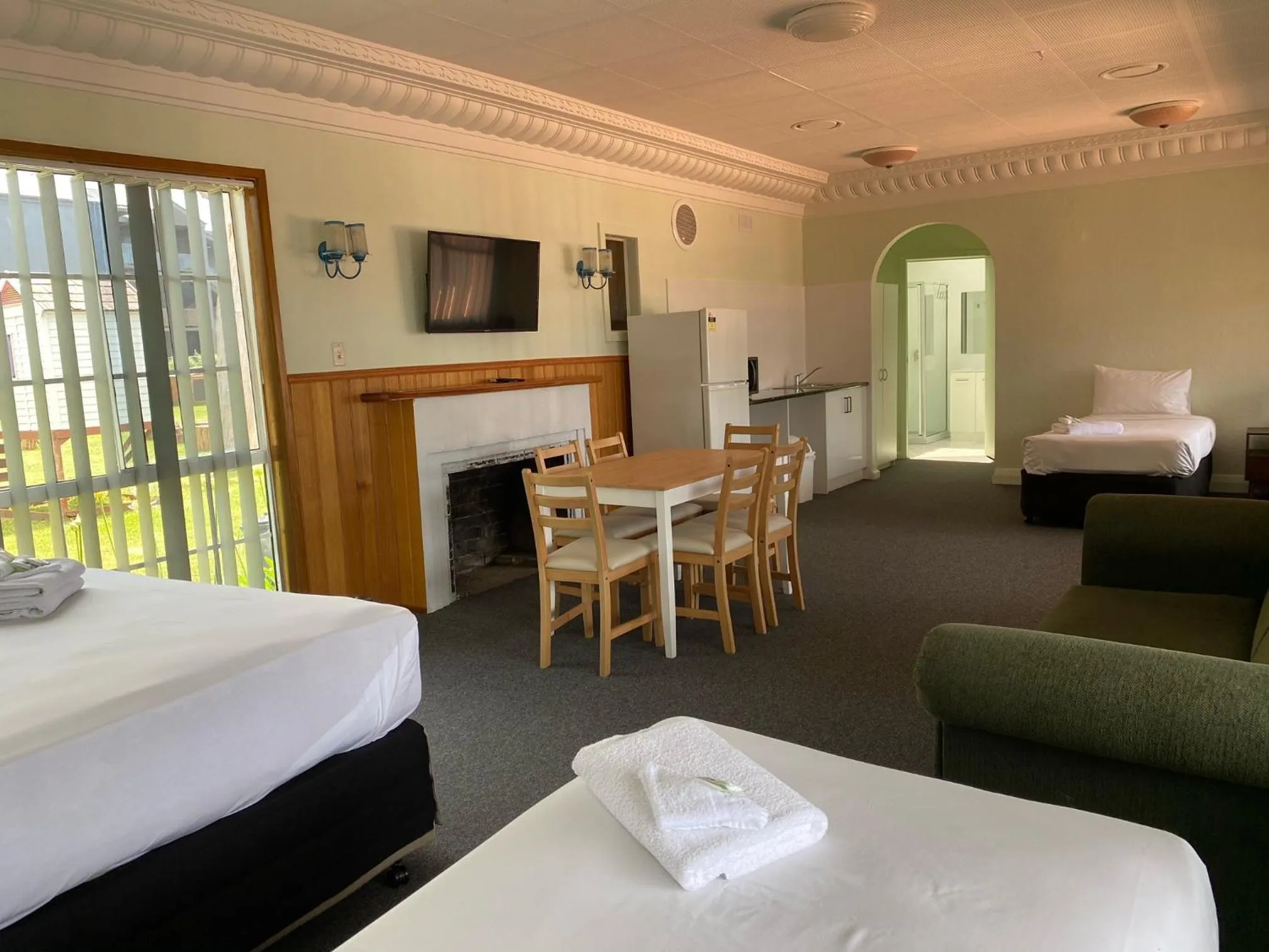 Photo of the whole room, Bed in Lakeside Motel Waterfront