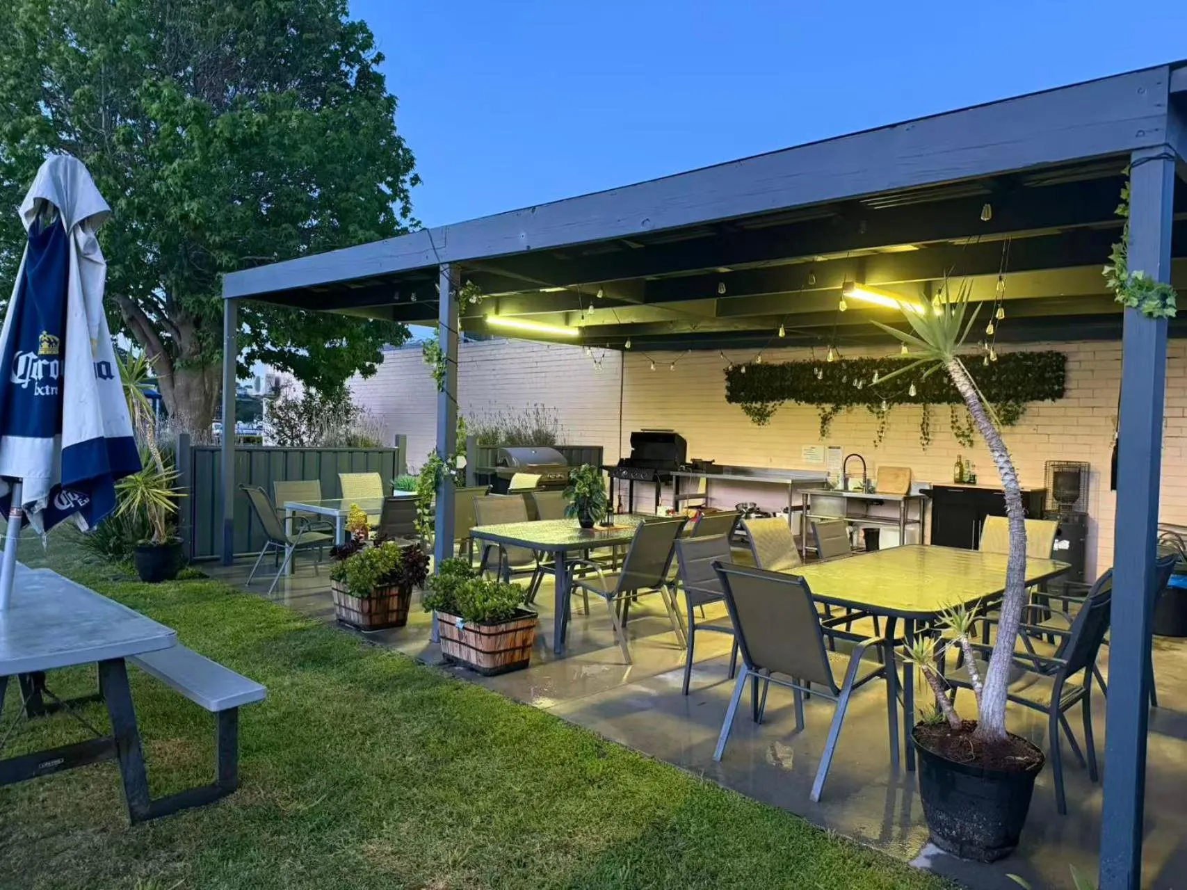 BBQ facilities in Lakeside Motel Waterfront