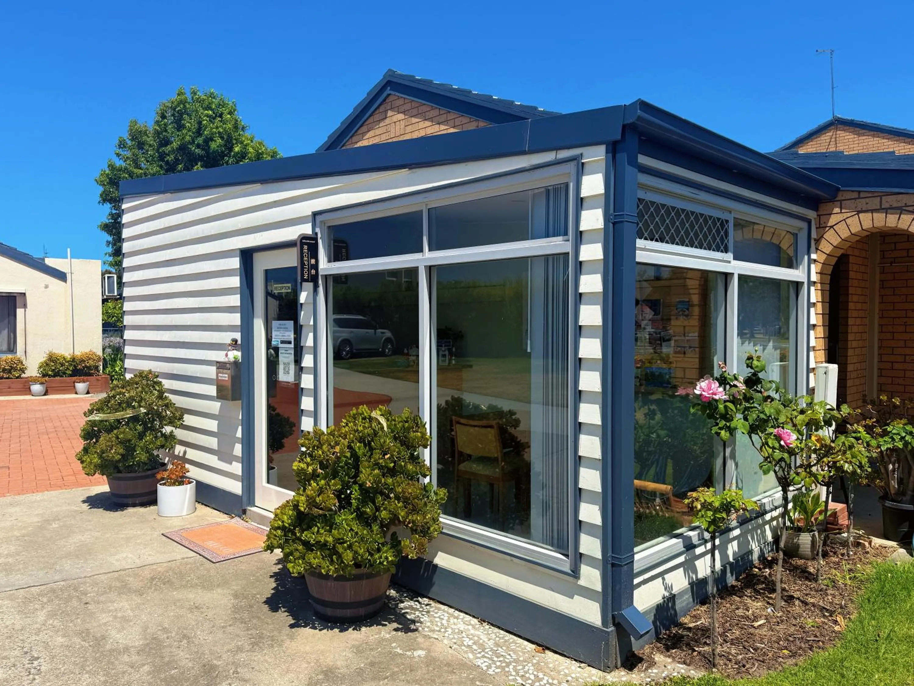 Lobby or reception in Lakeside Motel Waterfront
