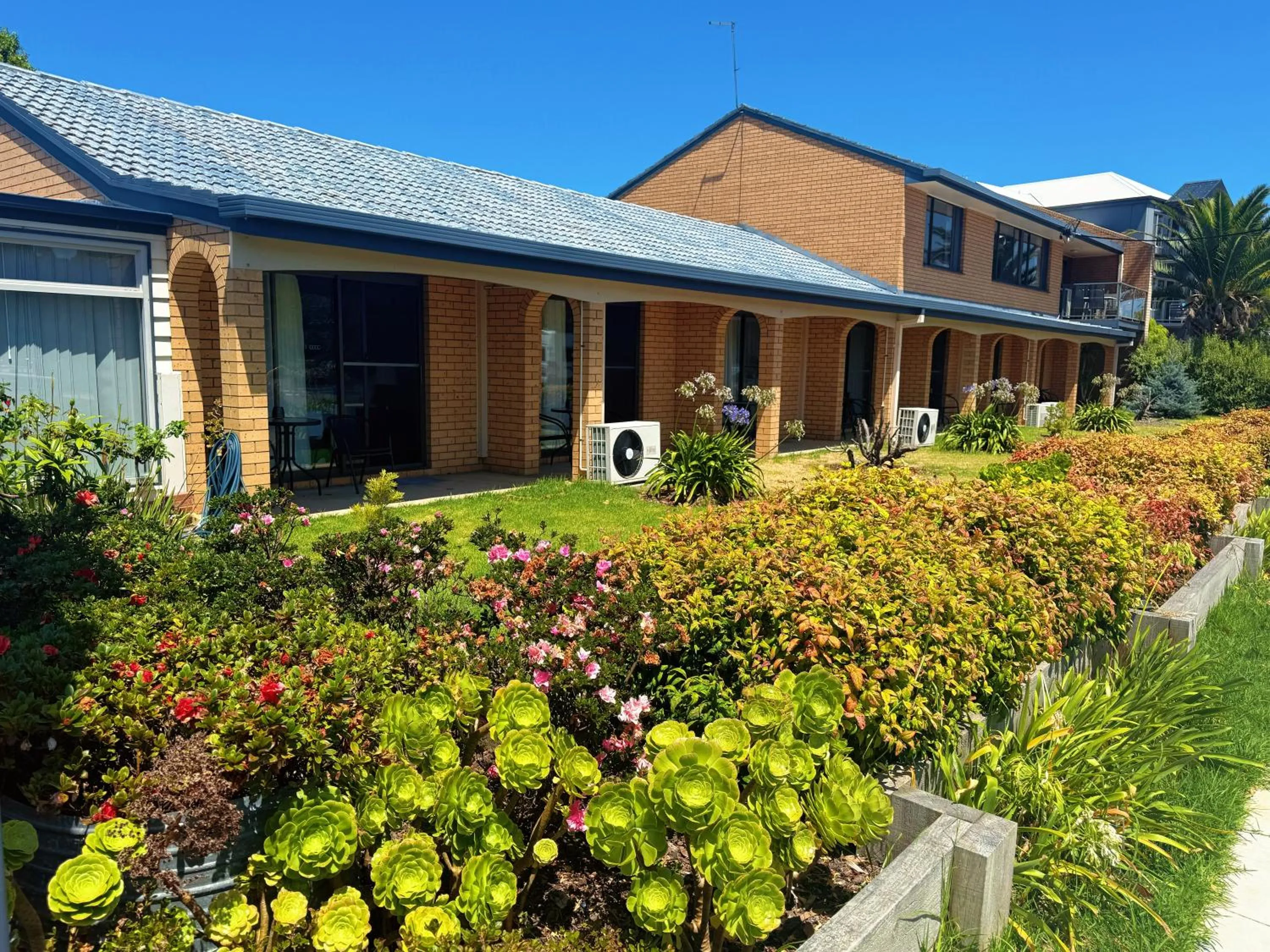 Garden in Lakeside Motel Waterfront