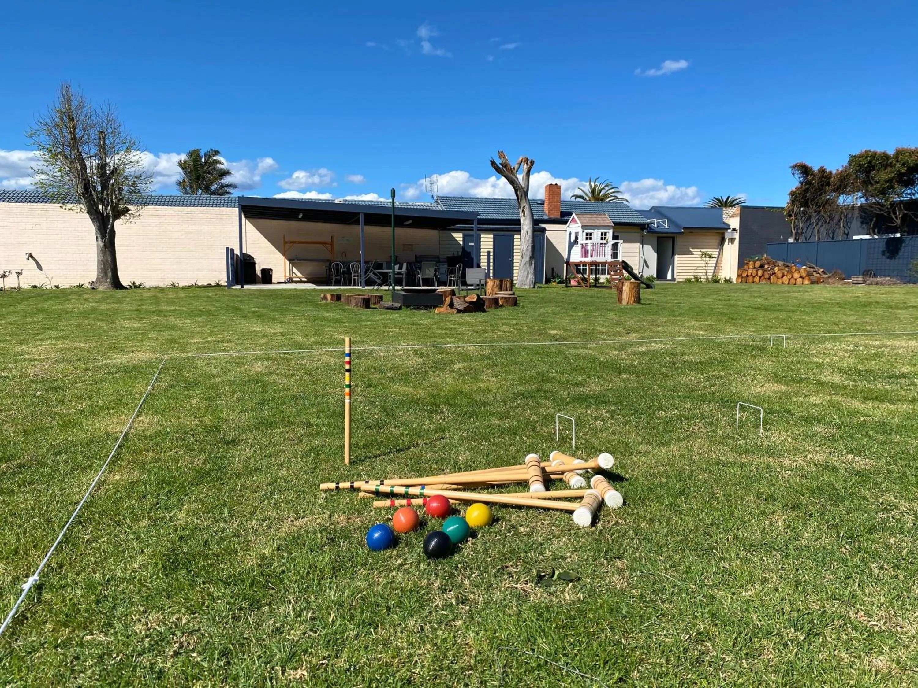 Children play ground in Lakeside Motel Waterfront