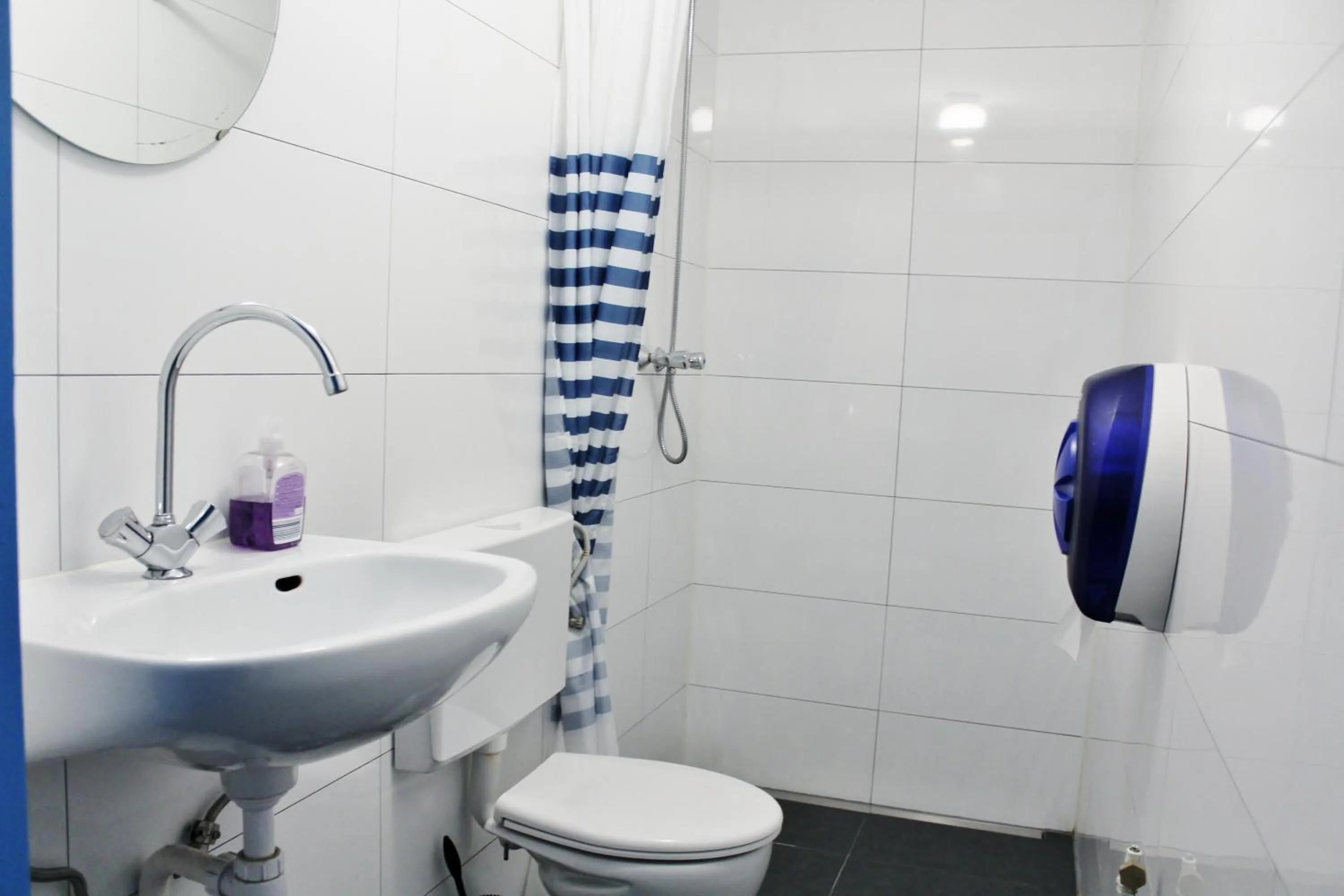 Toilet in The Flying Pig Beach Hostel Age 18 to 40