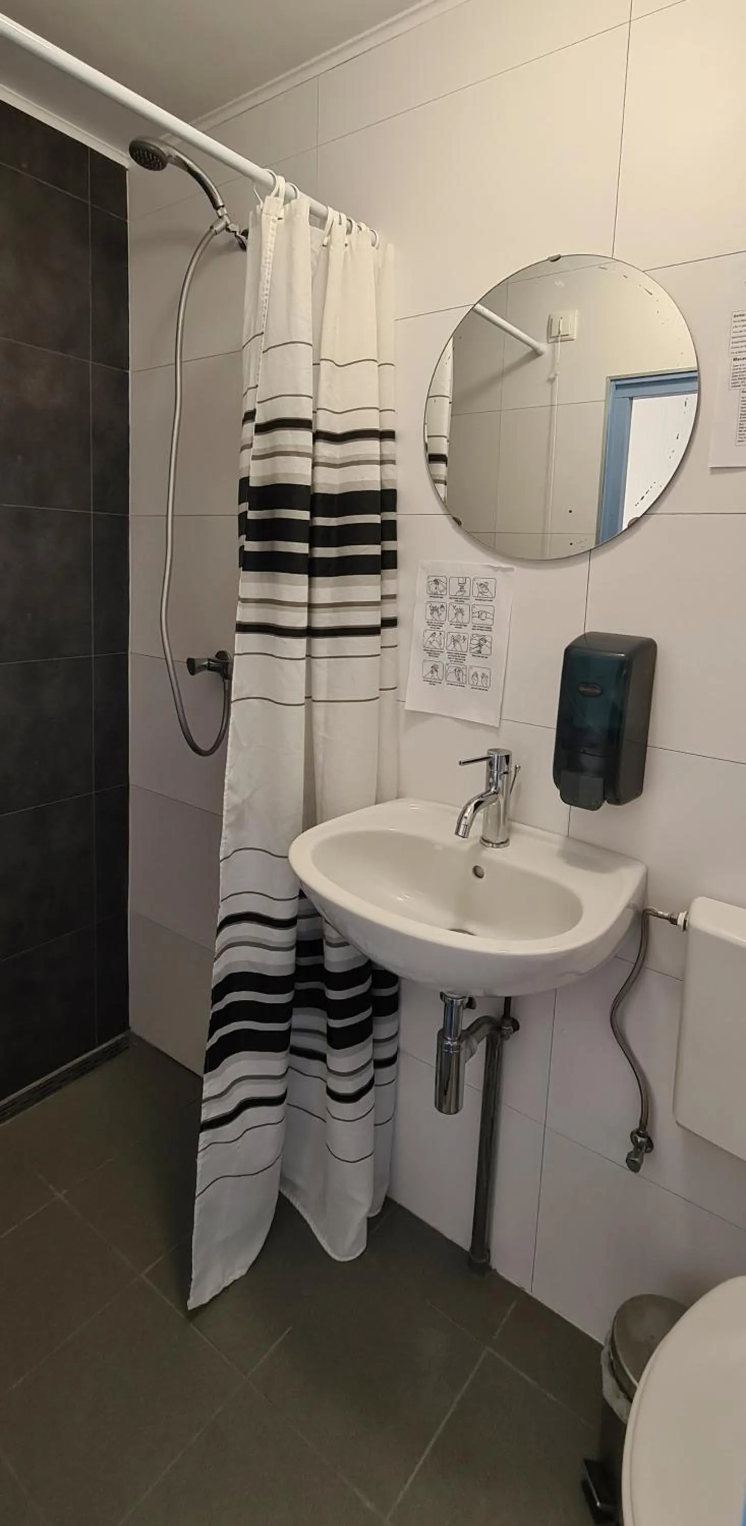 Shower in The Flying Pig Beach Hostel Age 18 to 40