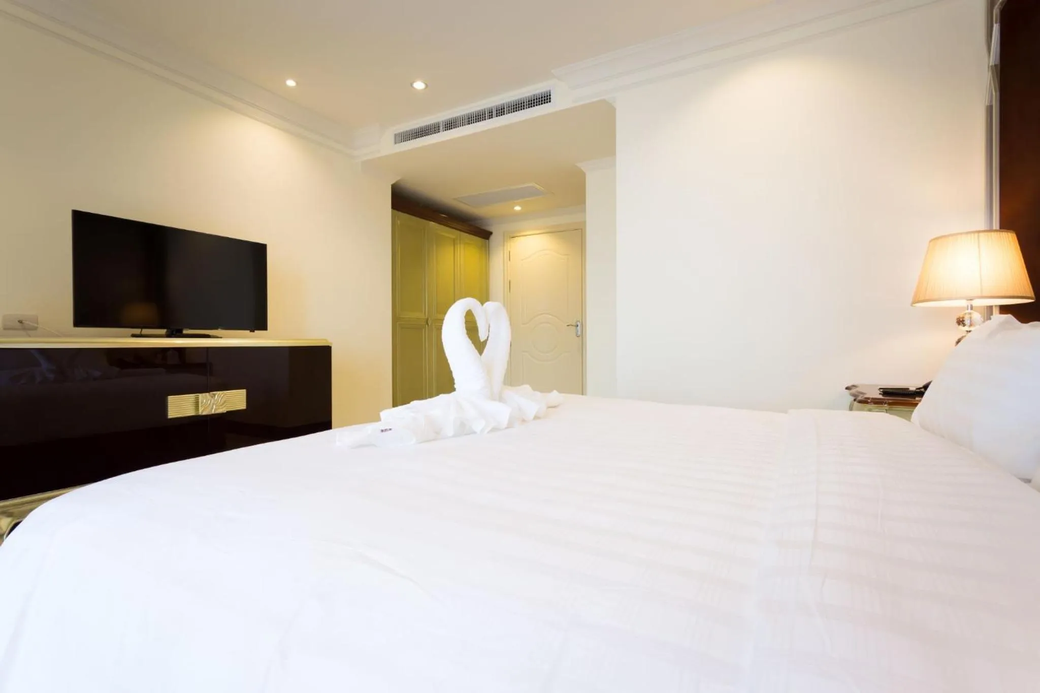 Photo of the whole room, Bed in LK President